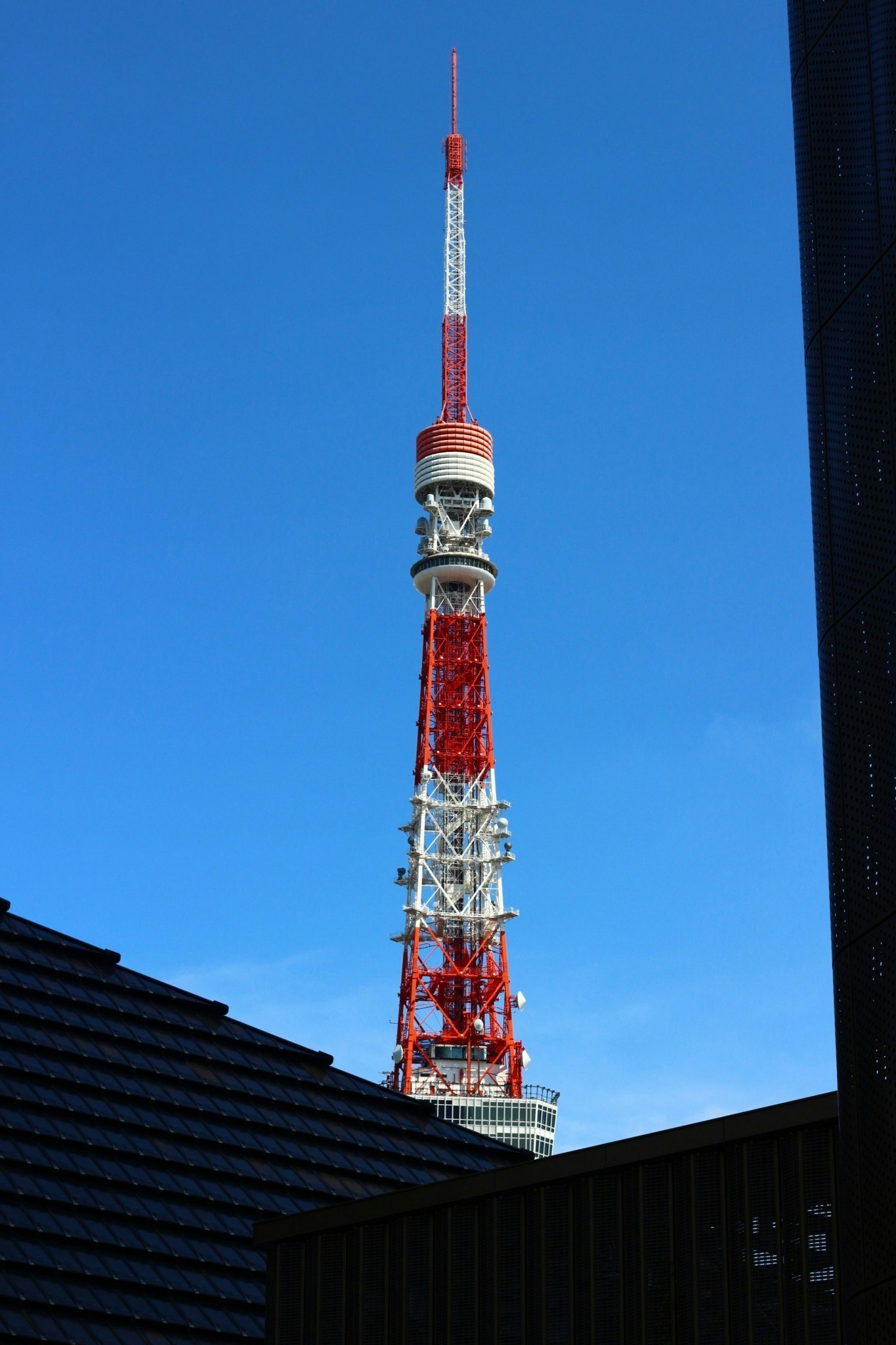 青空にそびえる赤い電波塔
