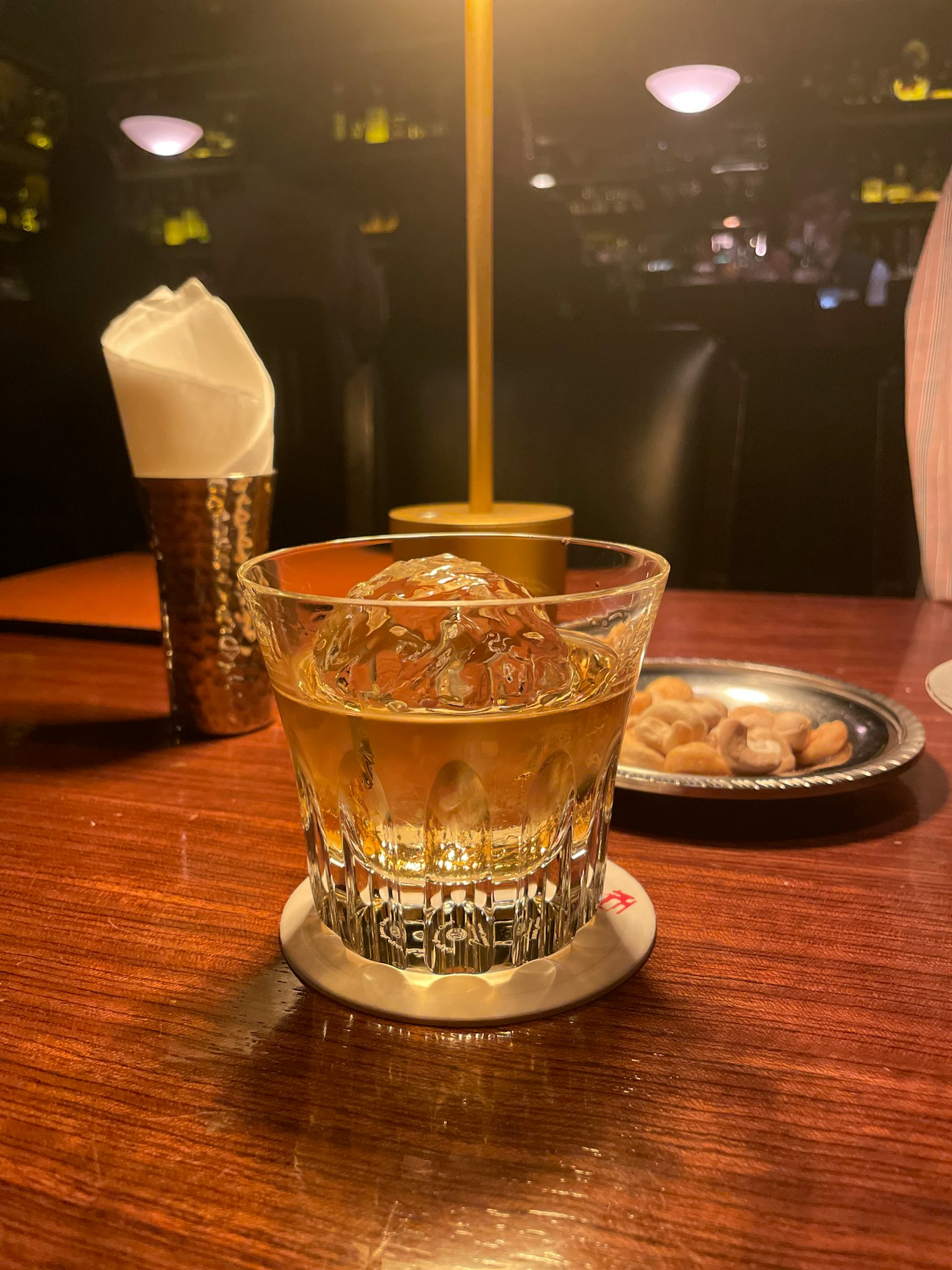 Minuman dalam gelas di atas meja dengan piring camilan