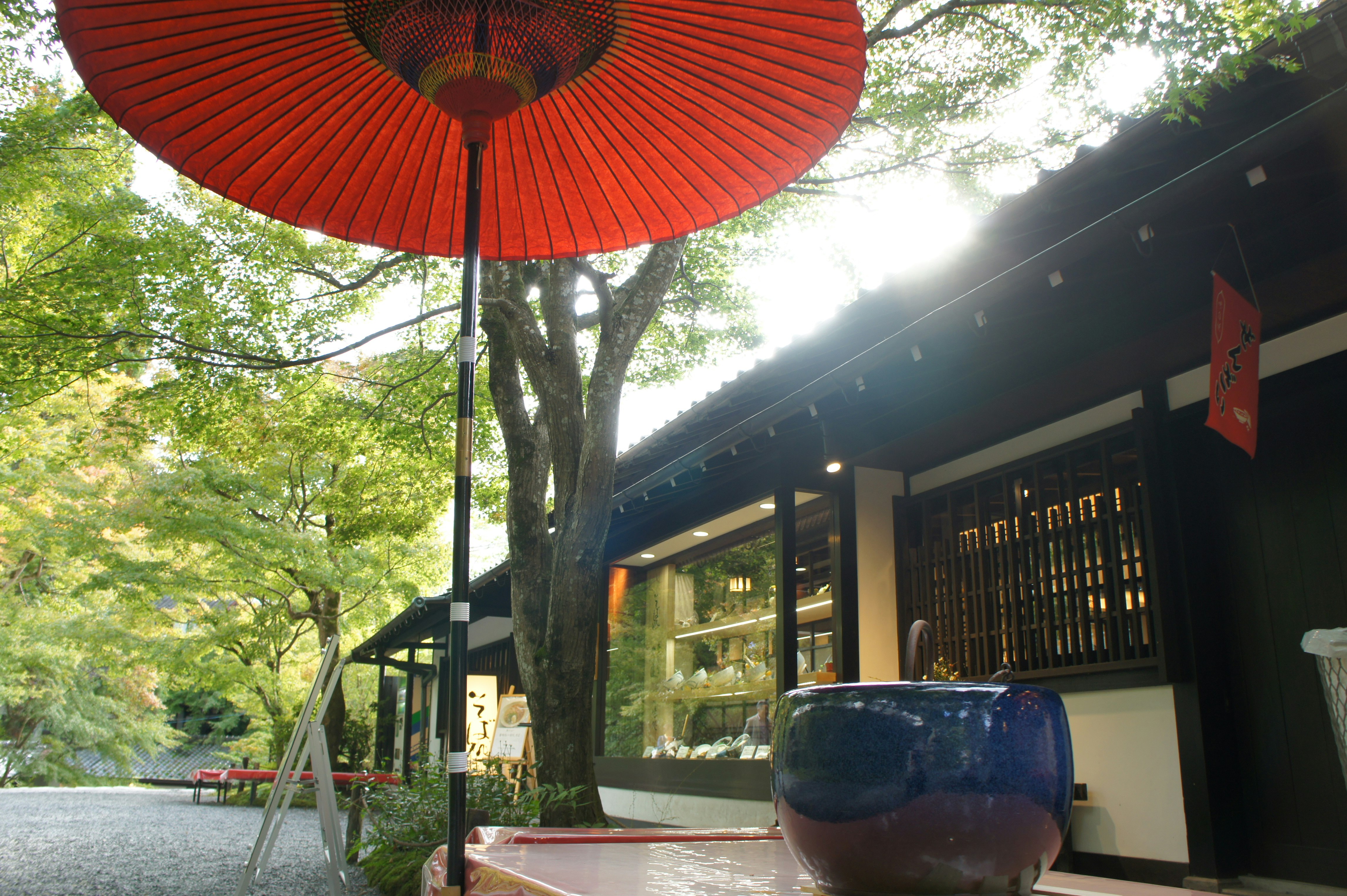 お茶屋さんの軒先で休憩するための座席と赤い傘