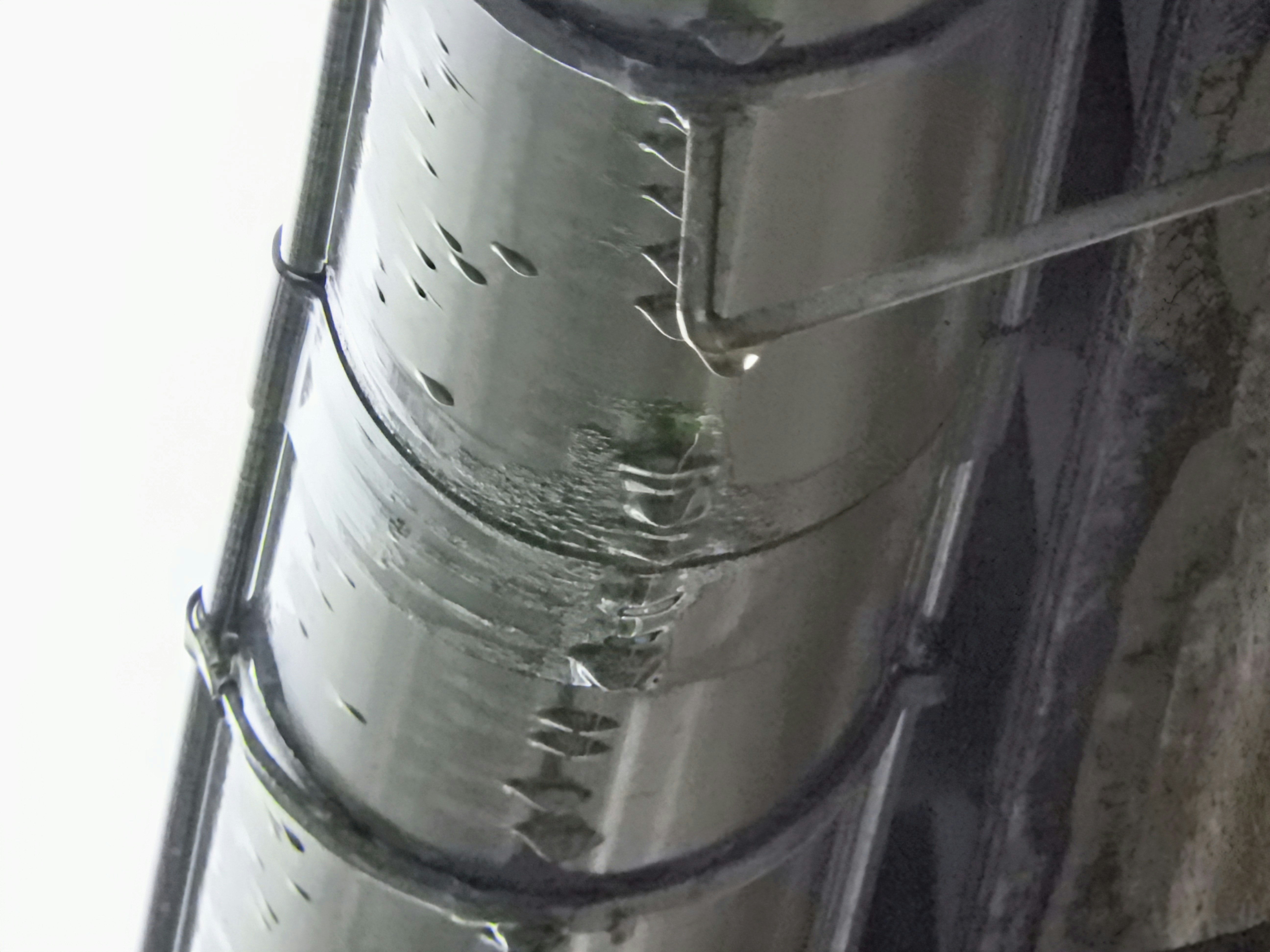 雨粒の付いた金属製の樋