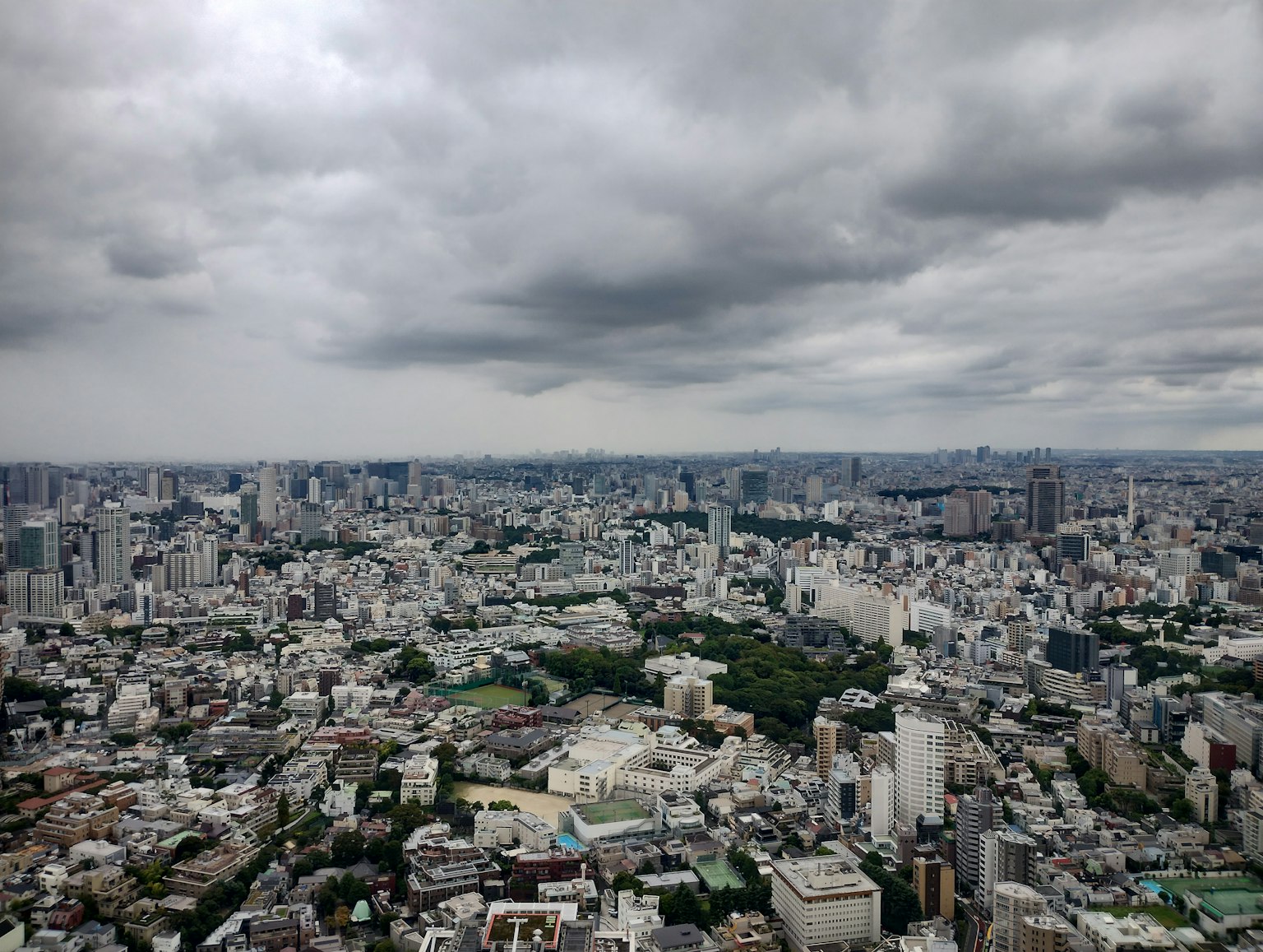 Luftaufnahme der Skyline von Tokio unter einem bewölkten Himmel