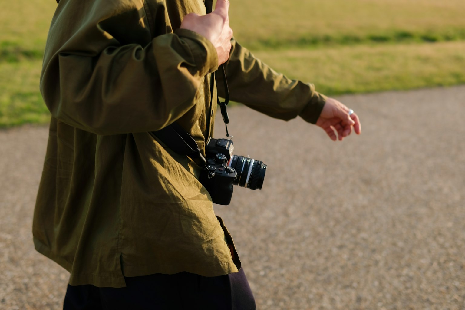 Une personne marchant avec un appareil photo dans une veste verte