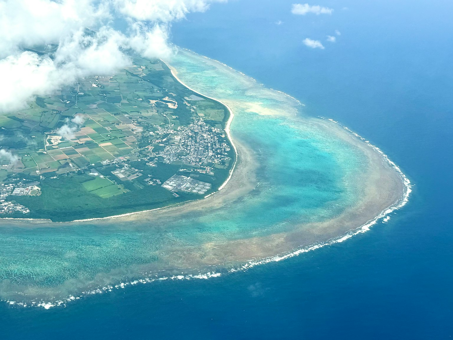 Vue aérienne d'une belle côte et d'un récif corallien