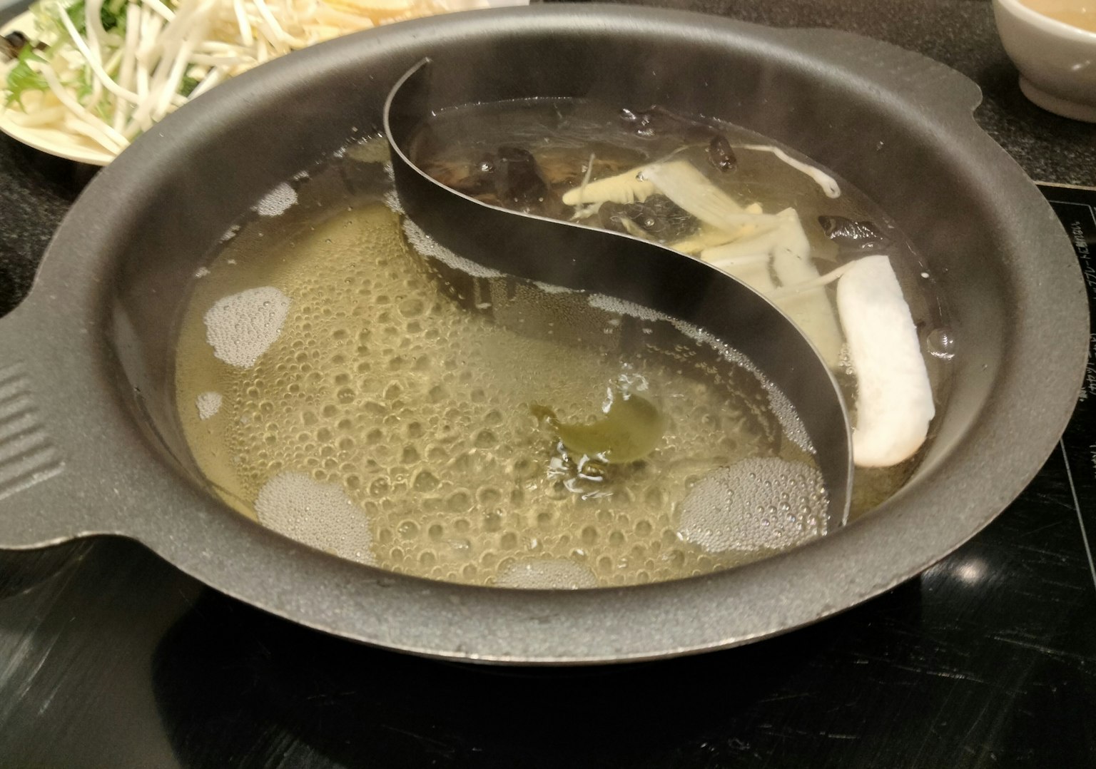 Olla caliente con caldo dual y varios ingredientes