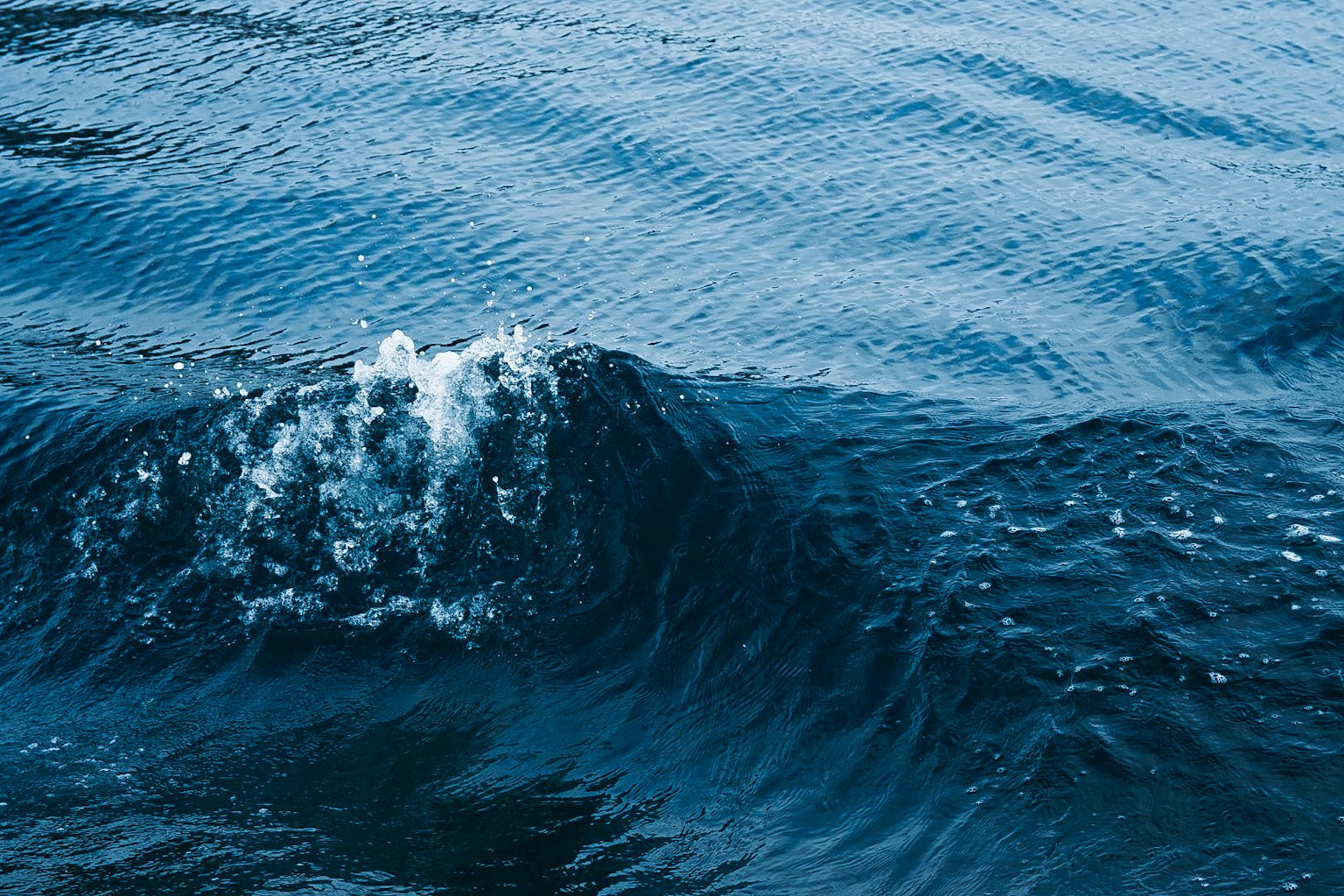 平静的海浪表面形成气泡