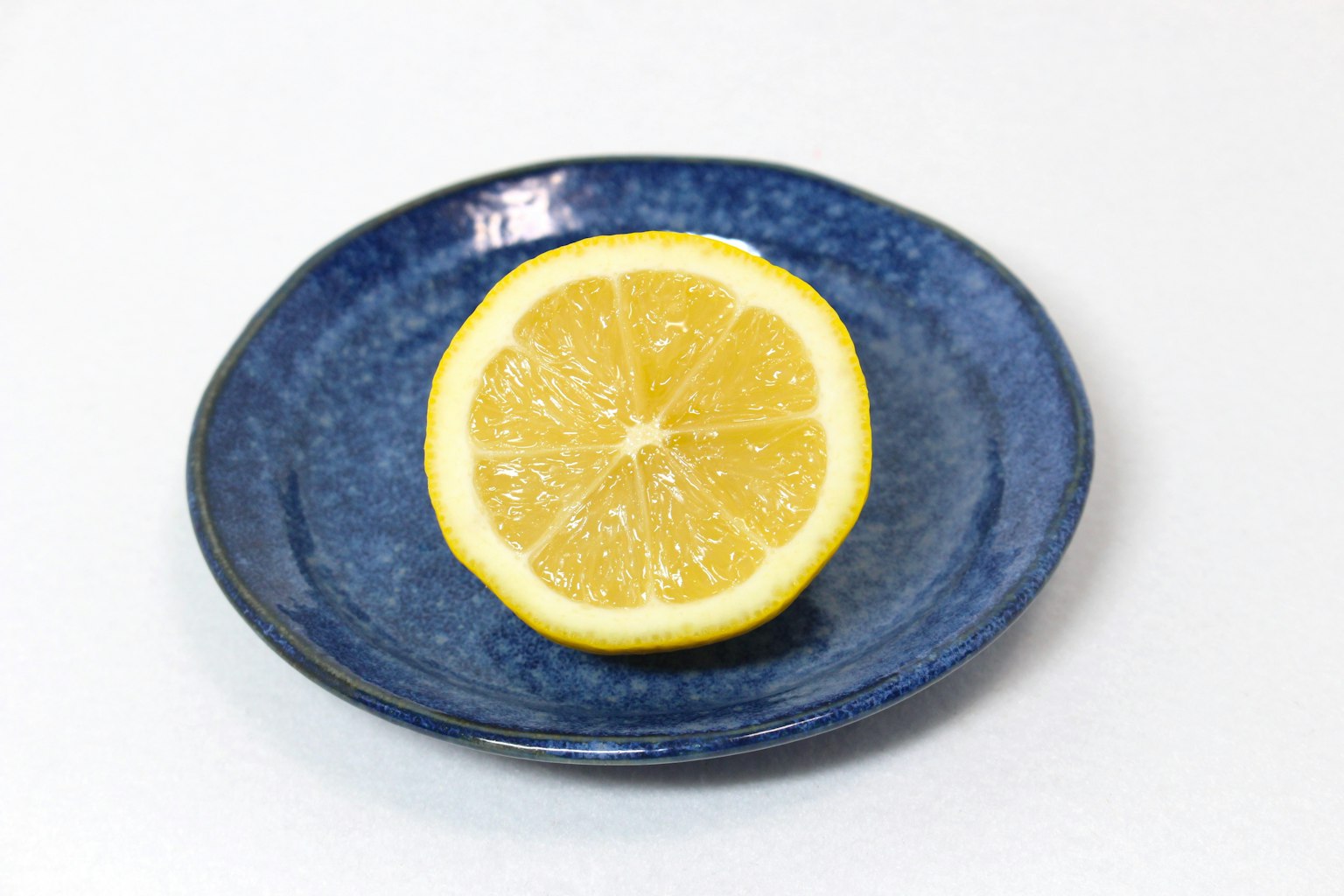 Demi citron sur une assiette bleue