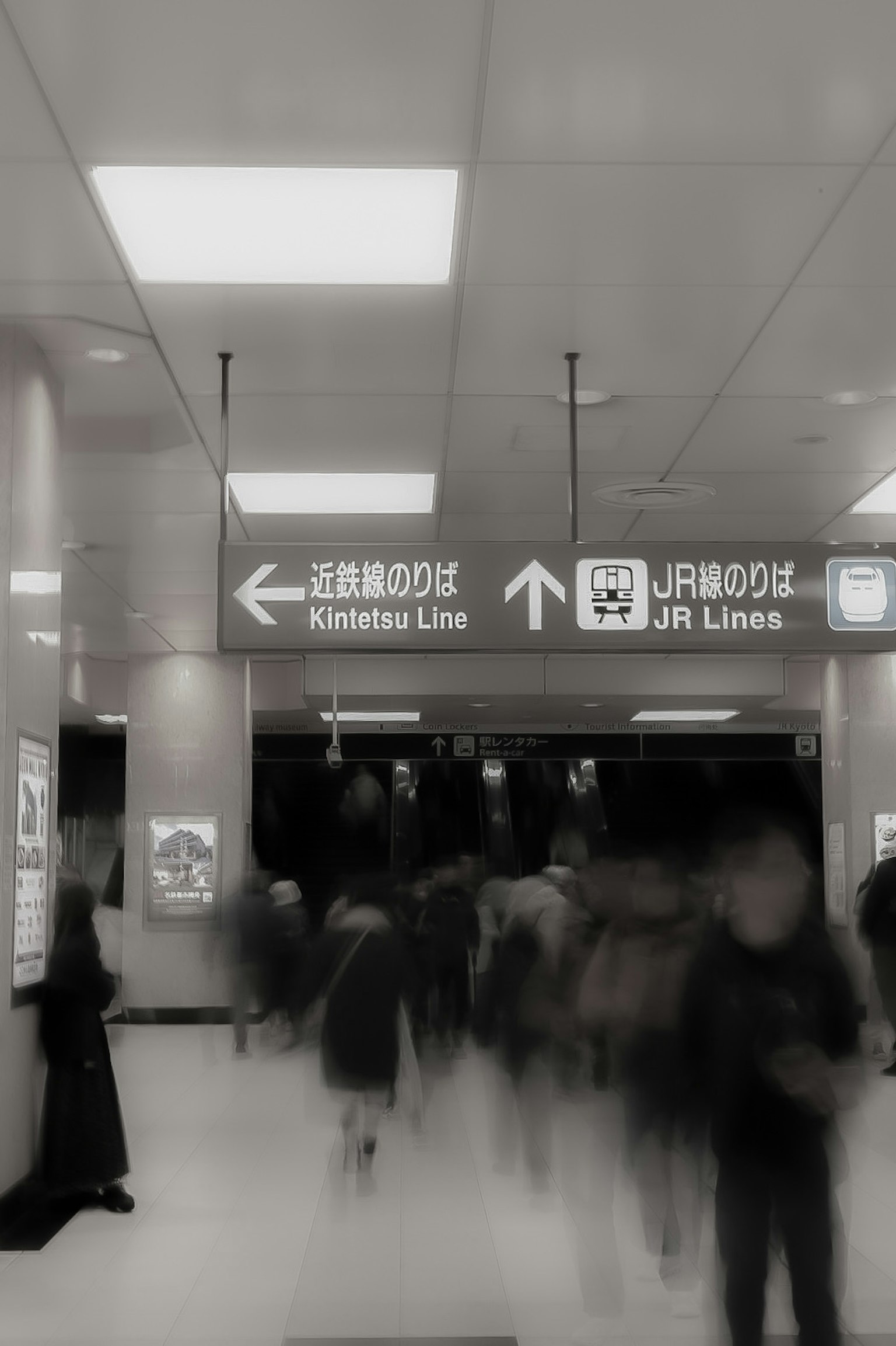 拥挤的通道，指向近铁线和JR线的指示牌