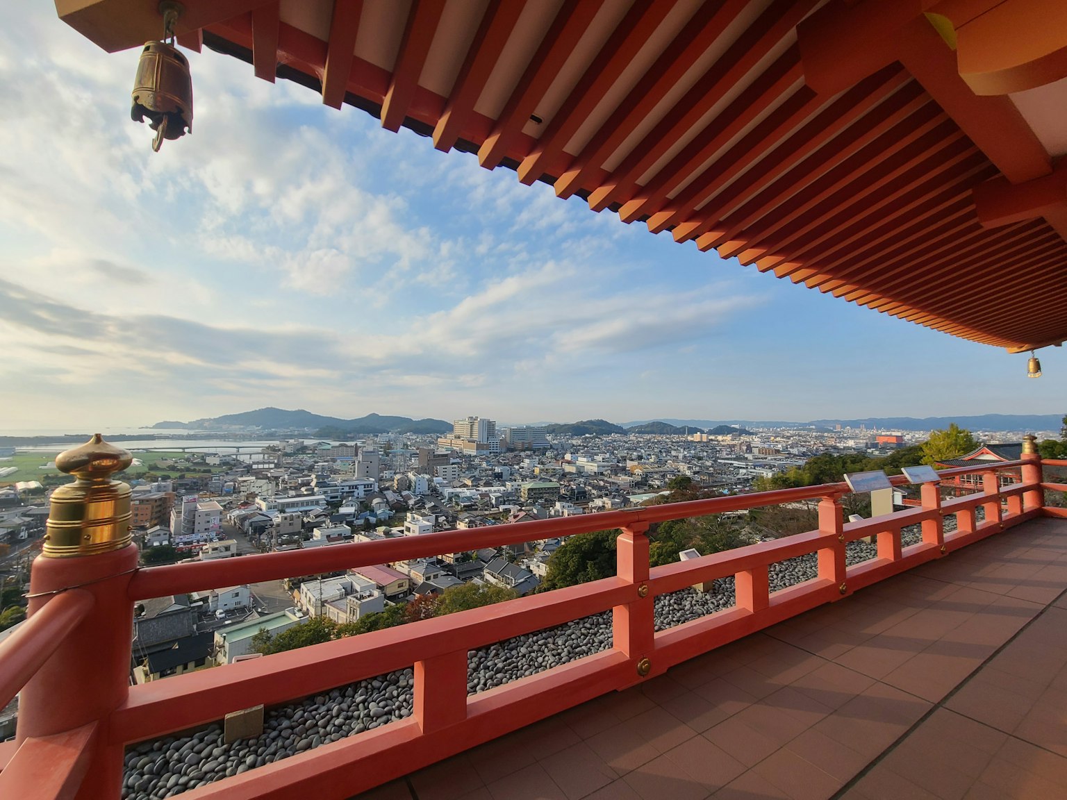 Balcone di un tempio con vista panoramica sulla città e le montagne