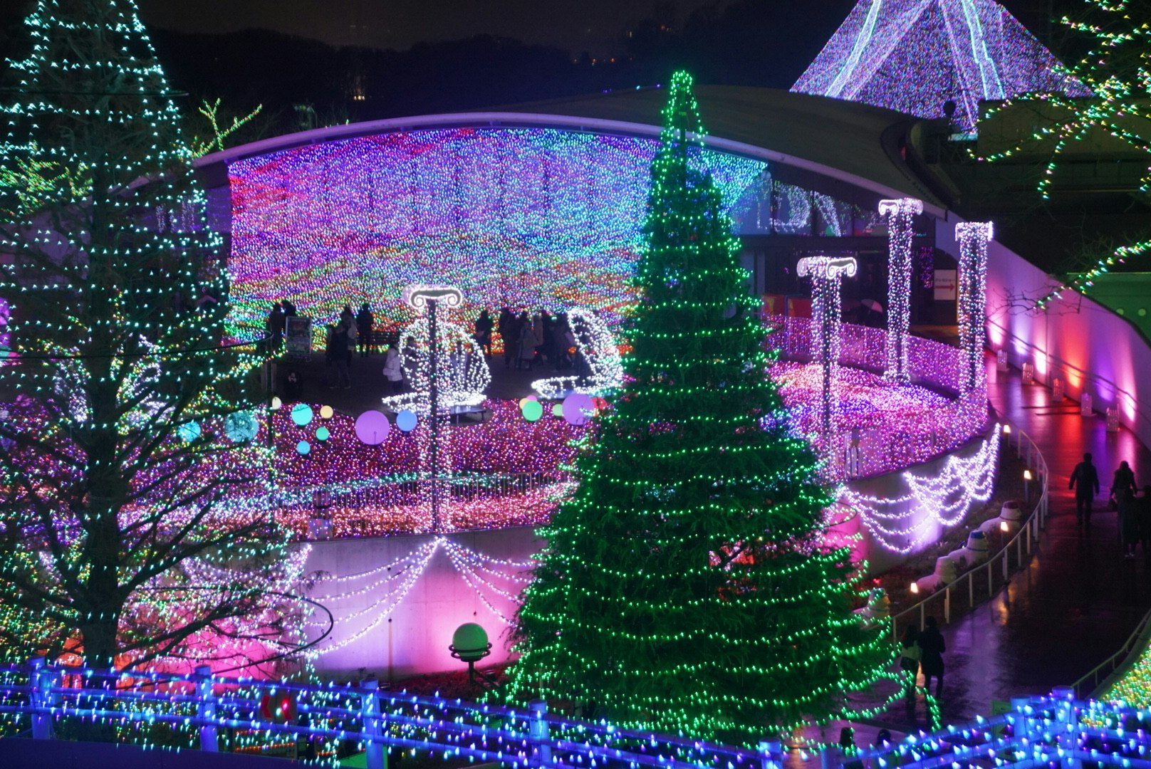 Allée en forme de tunnel illuminée de lumières de Noël