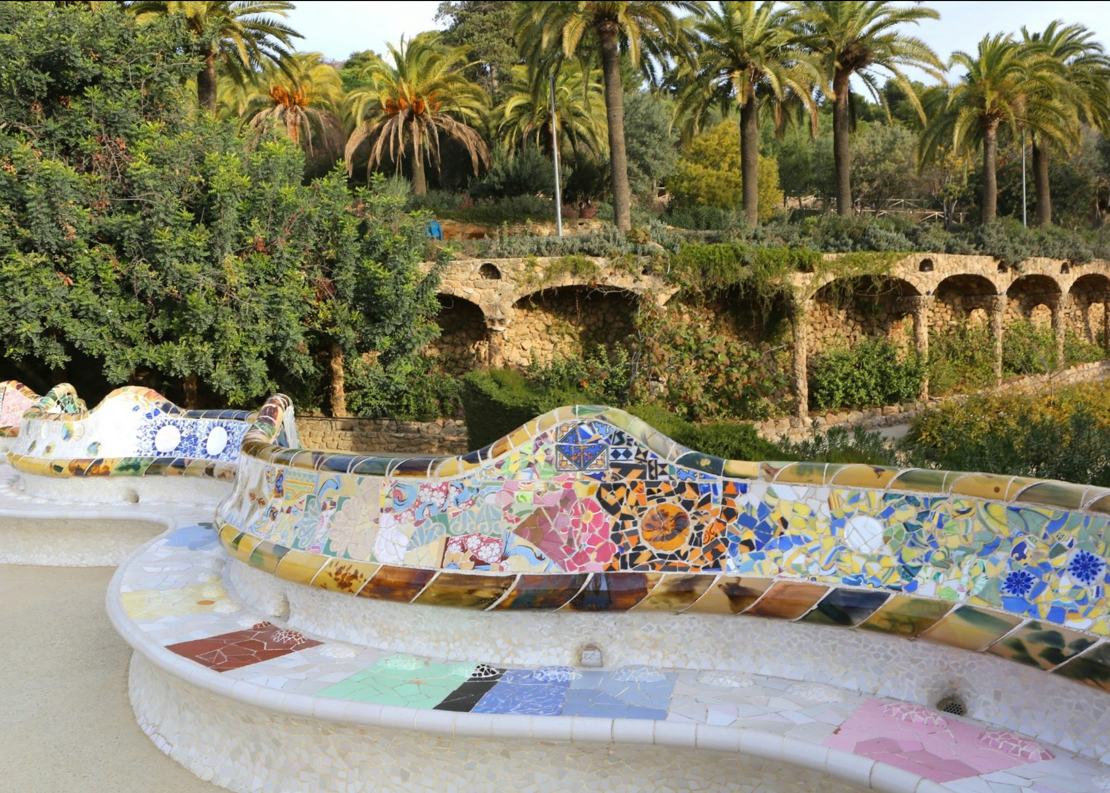 Parc Güell : banc en mosaïque et arches du jardin