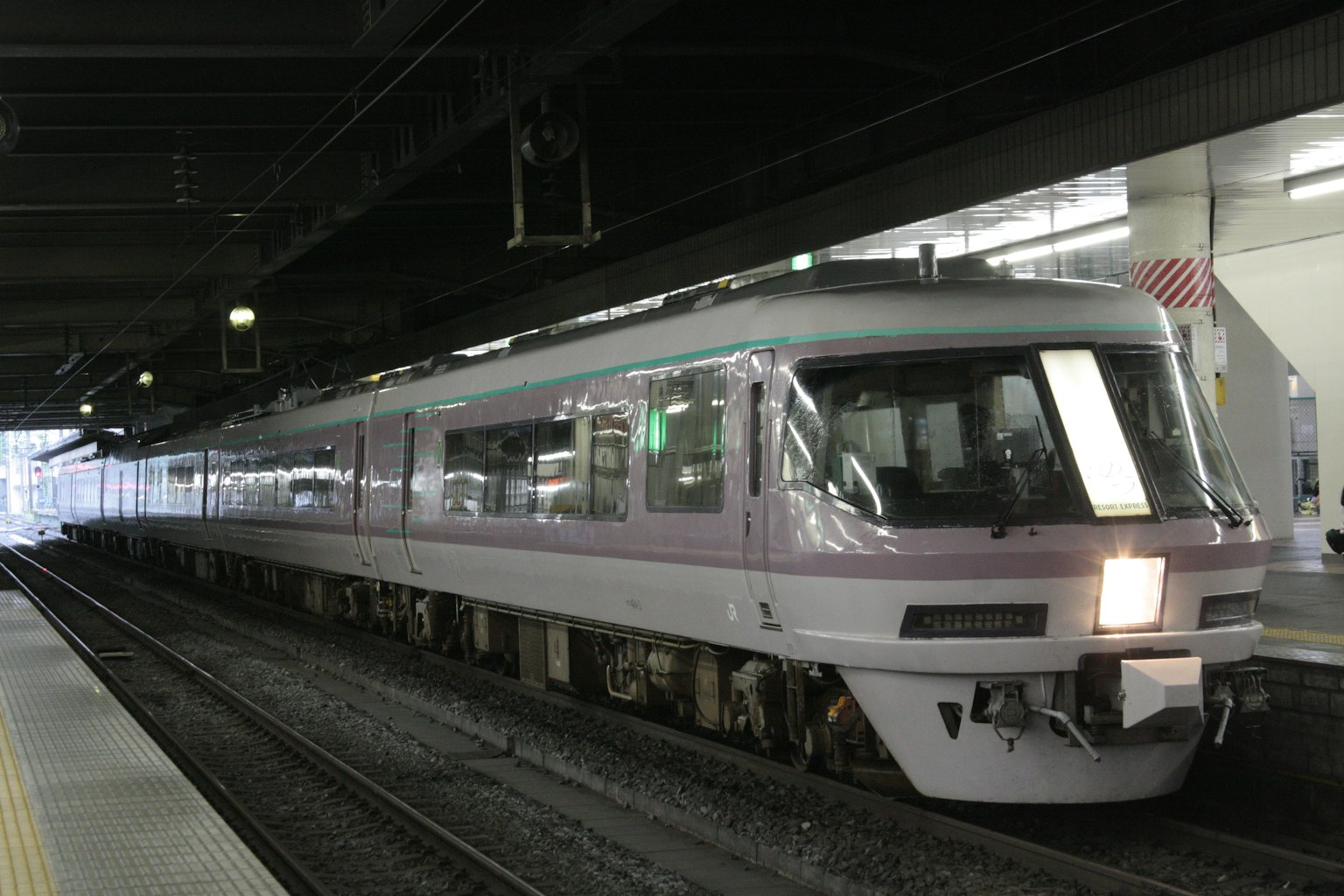 Un treno a tema viola è parcheggiato in una stazione