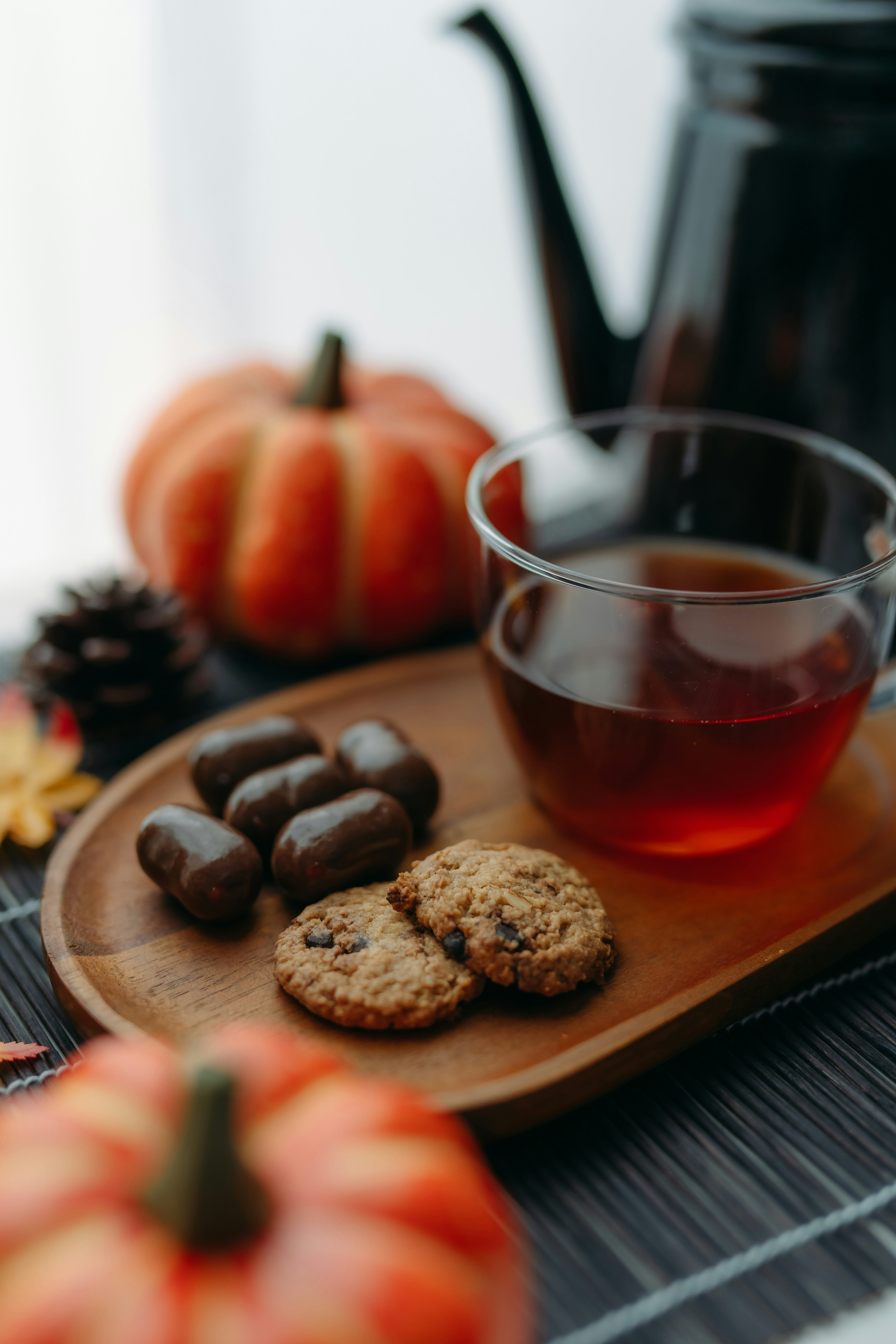 秋のティータイムの紅茶と焼き菓子のあるテーブル