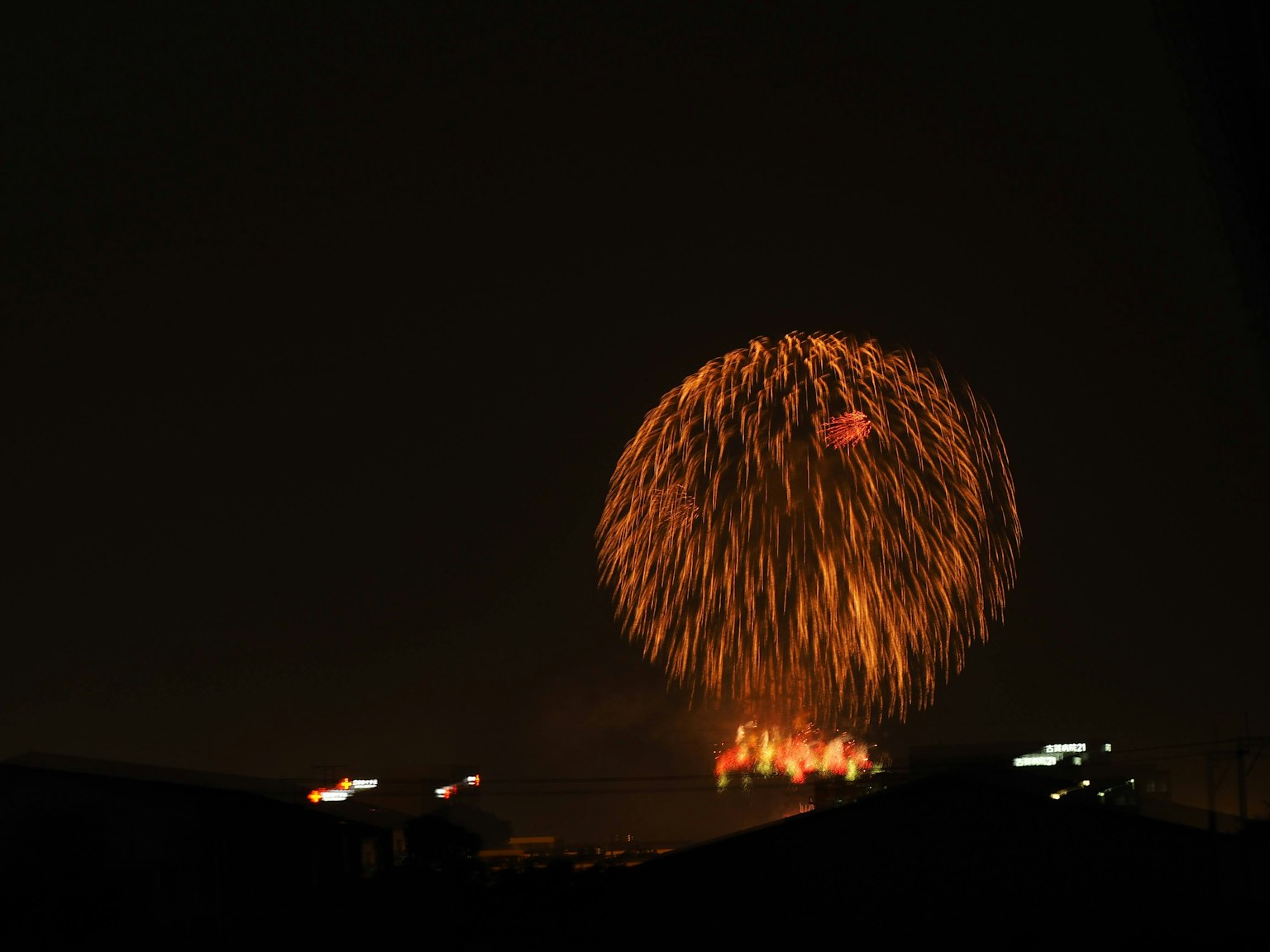 Fuochi d'artificio arancioni che esplodono nel cielo notturno