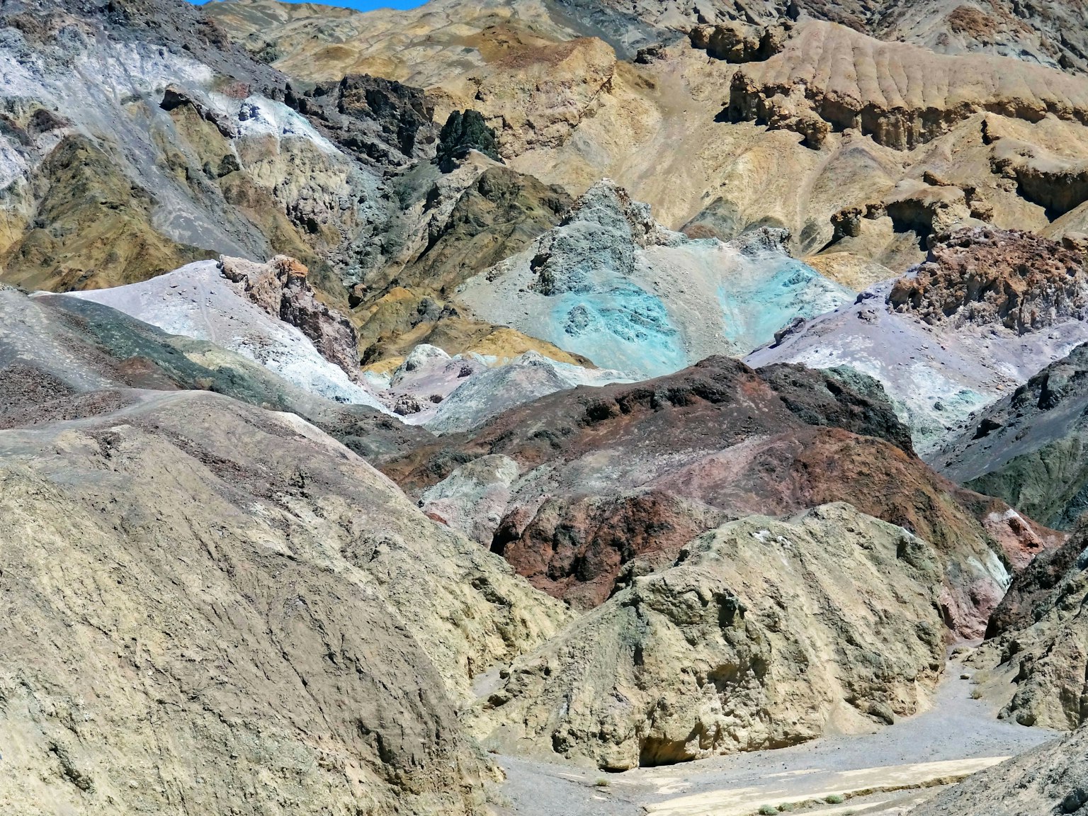 Colline colorate che mostrano una varietà di trame e tonalità