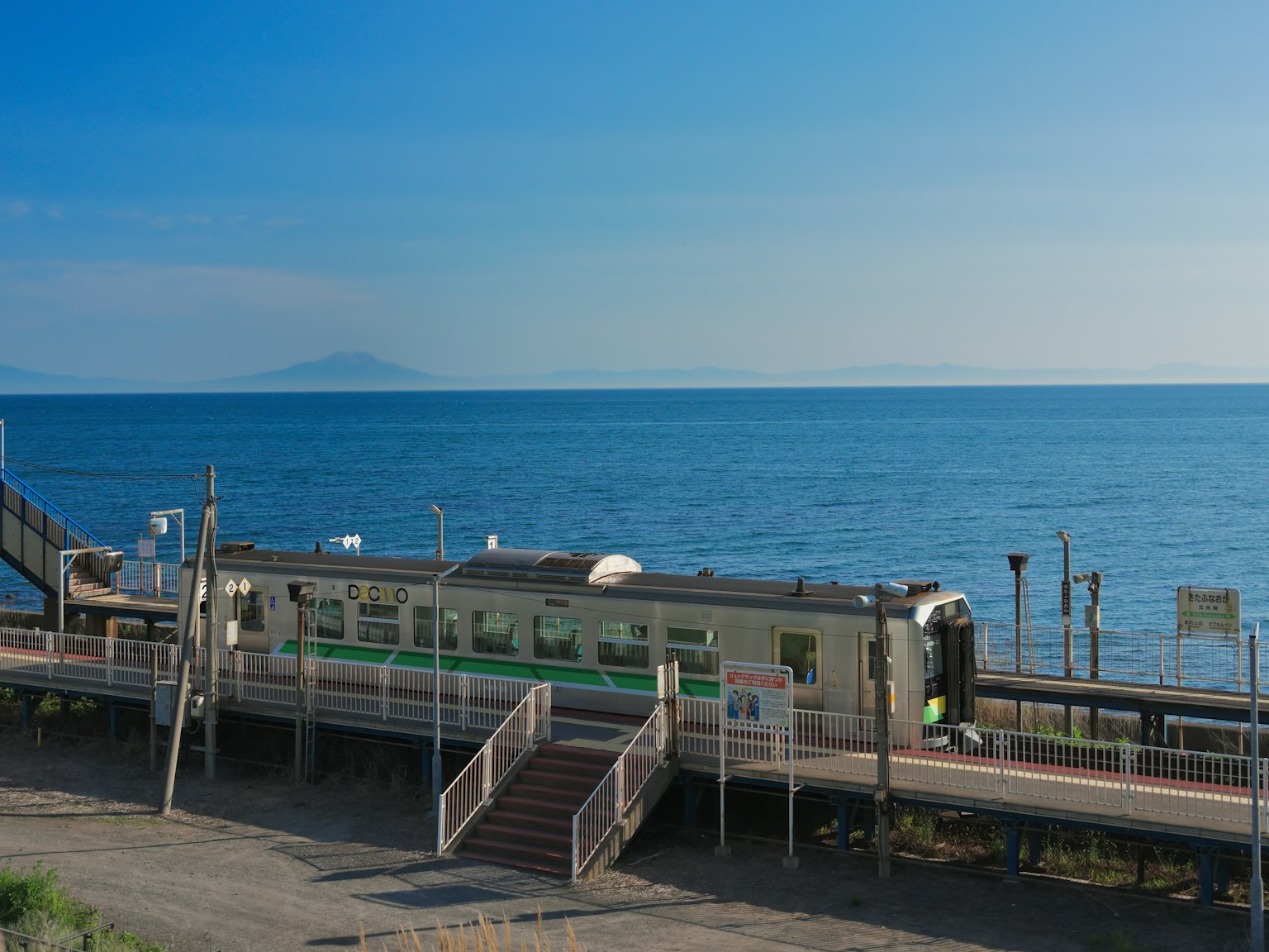 รถไฟที่สถานีริมทะเลพร้อมวิวทะเล