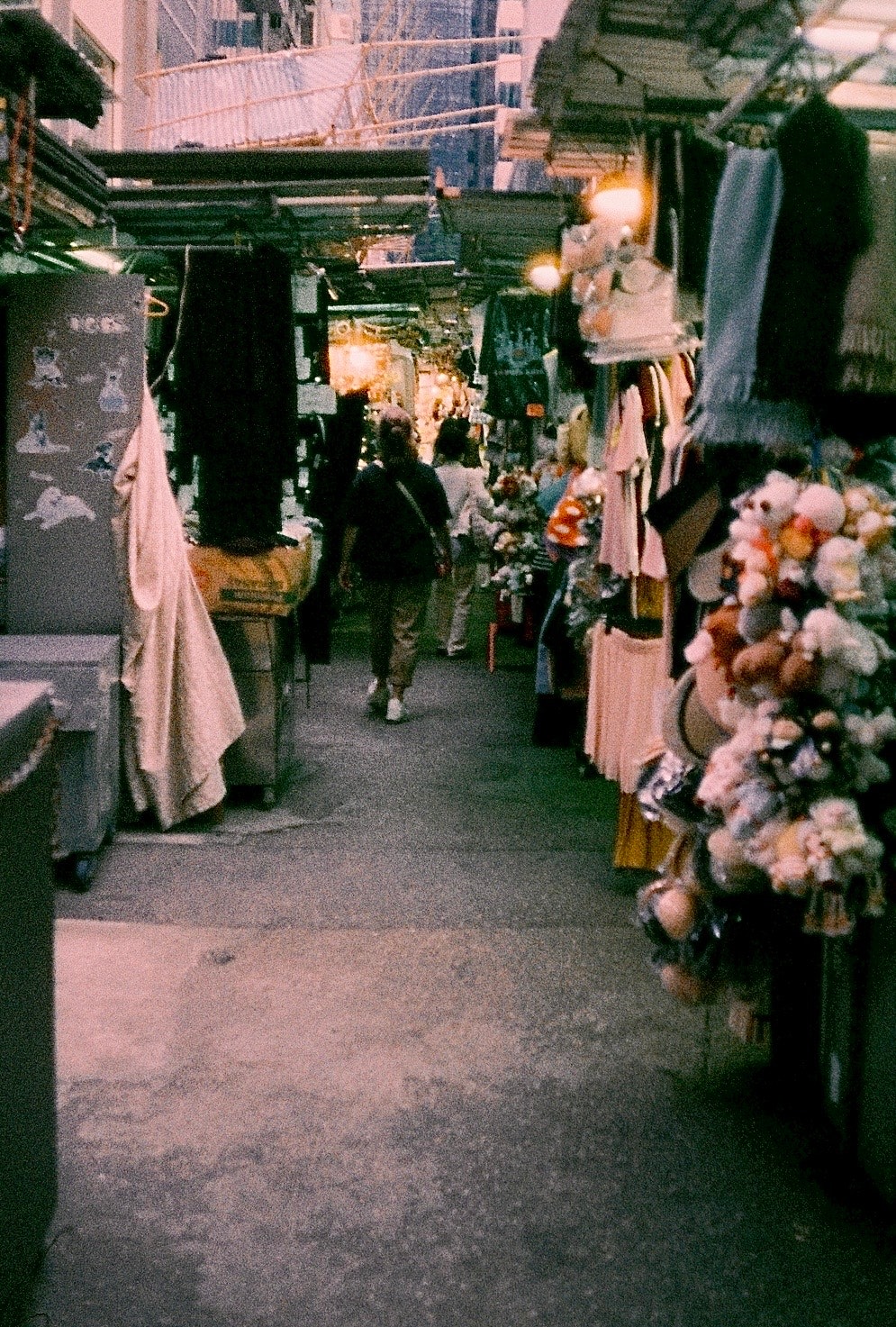 屋内の通路に並ぶ衣類と花の装飾