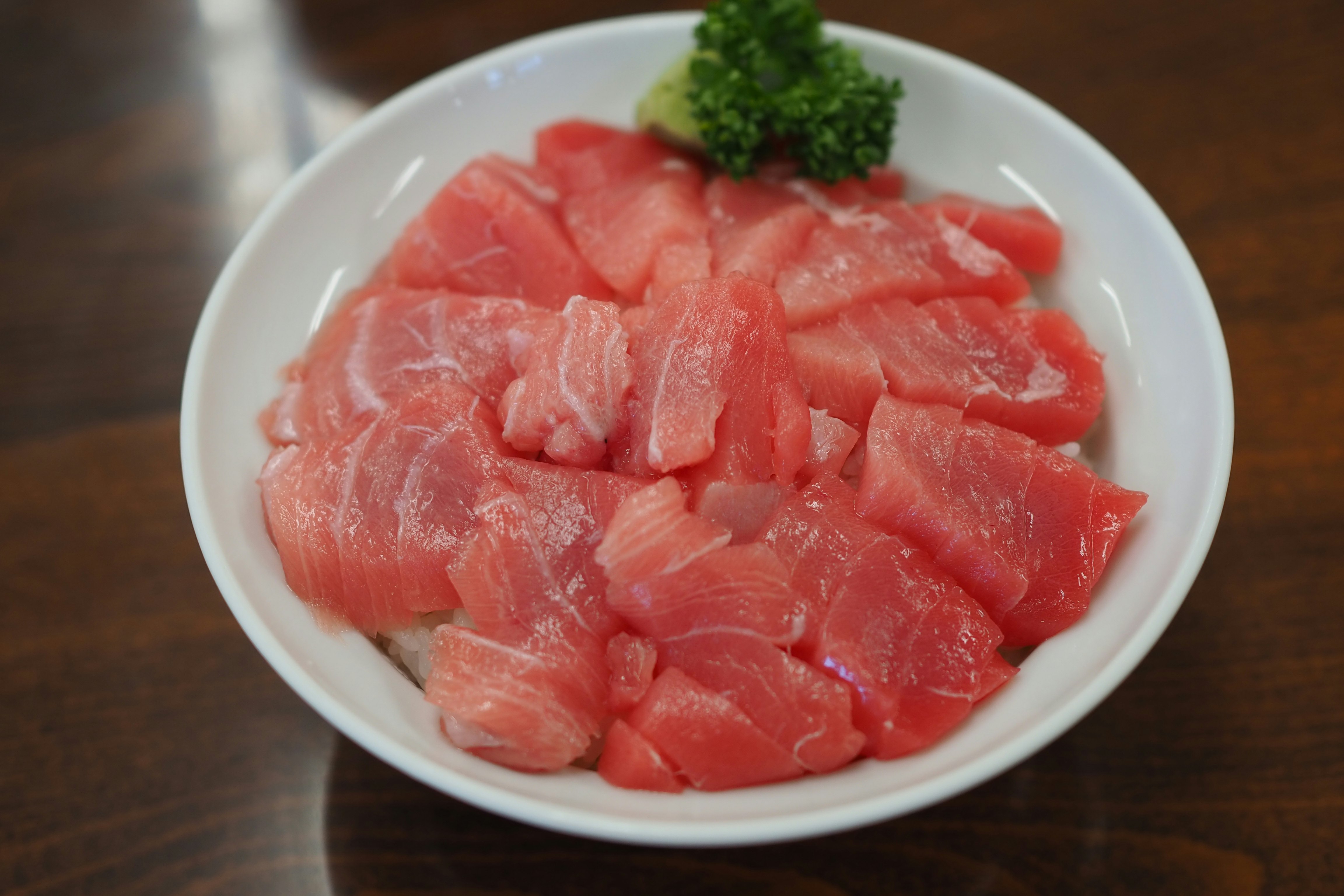 白色碗裡的金槍魚生魚片丁
