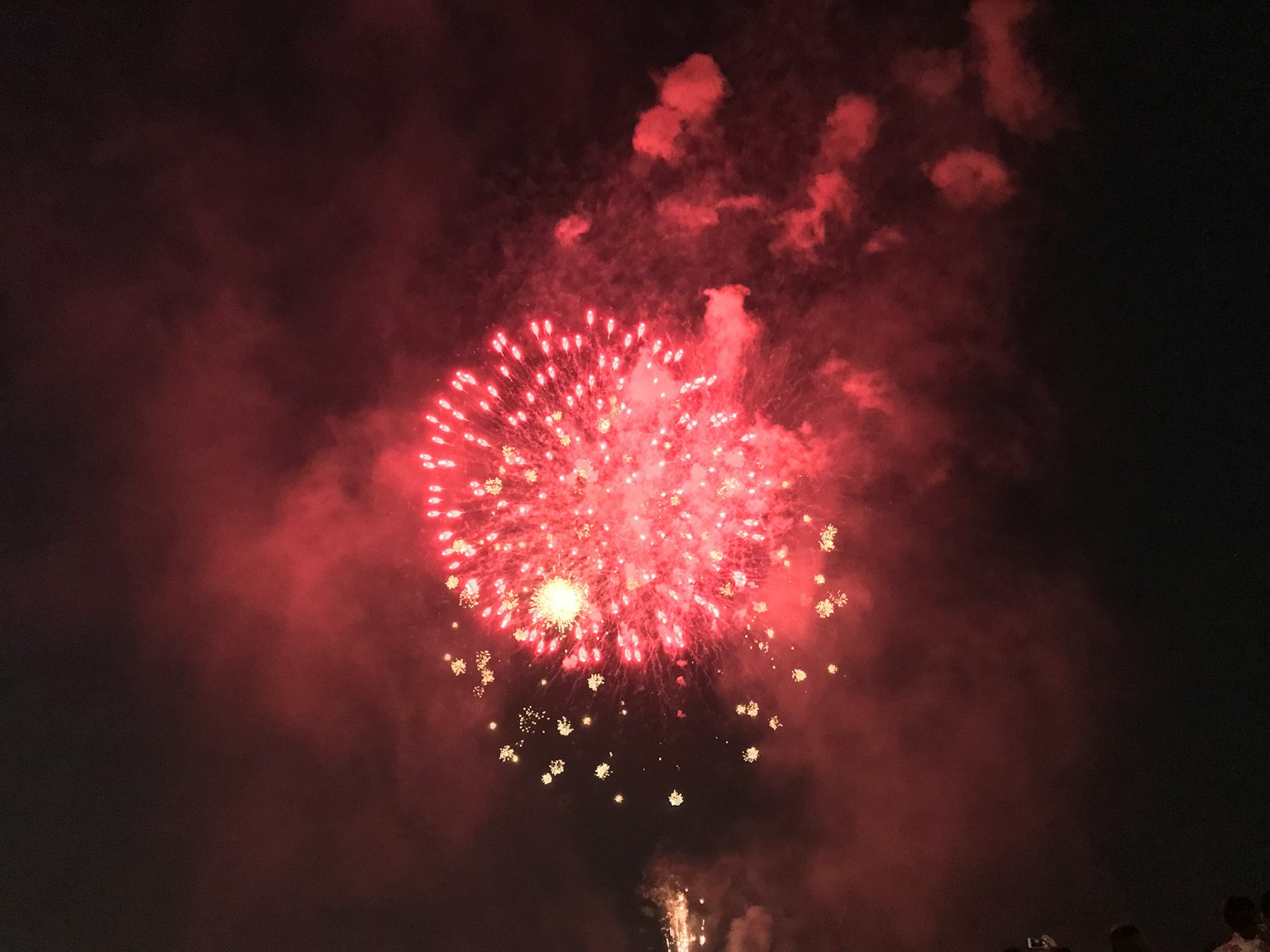 夜空中綻放的壯觀紅色煙火