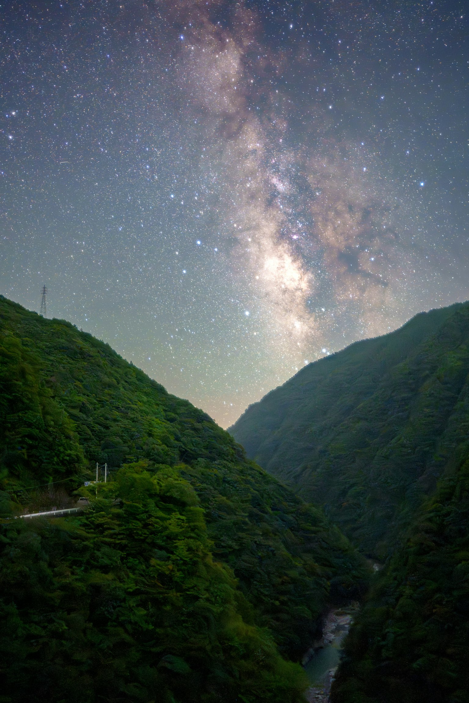 아름다운 산골짜기와 별이 가득한 하늘