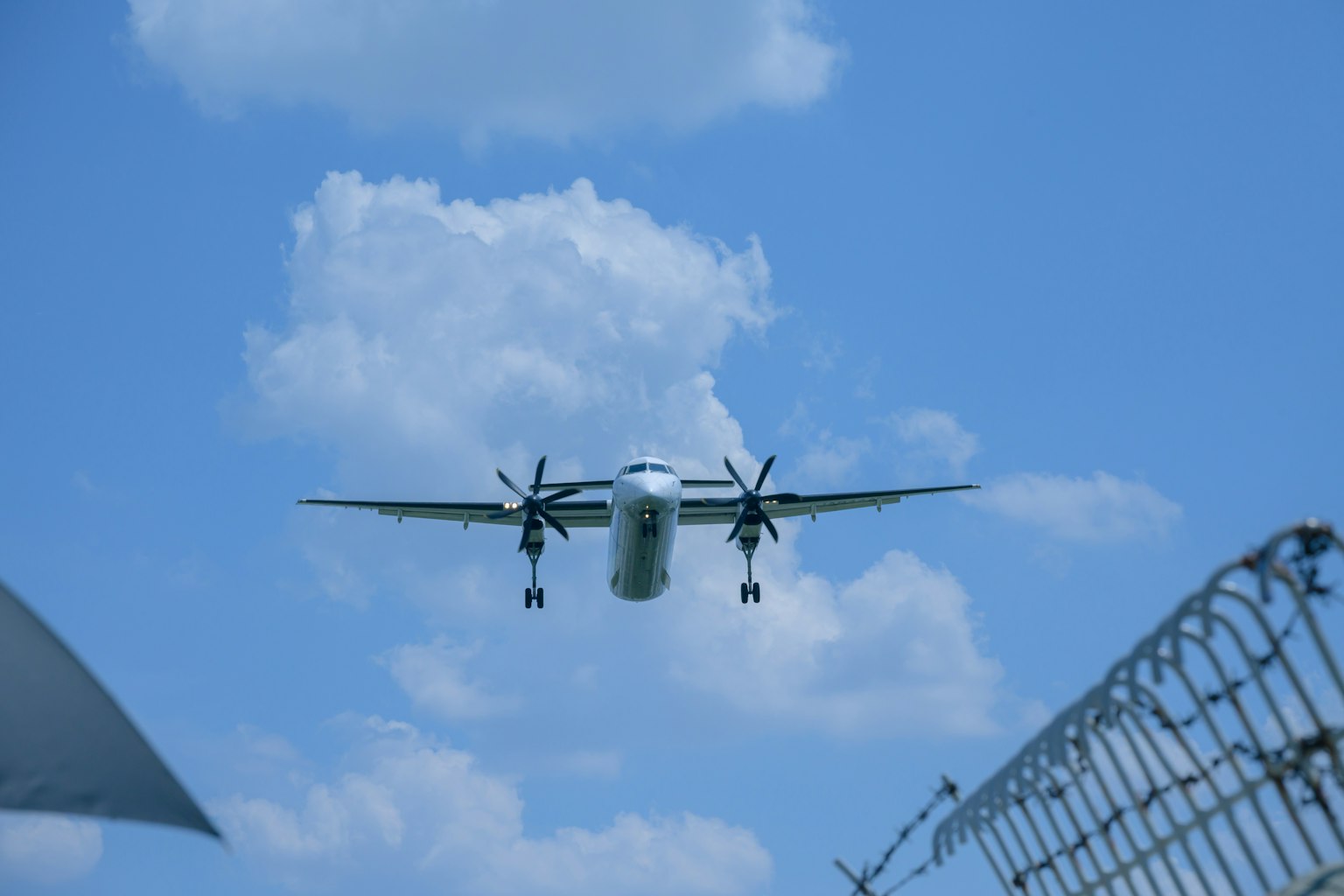 Avion à hélices volant dans le ciel bleu avec des nuages