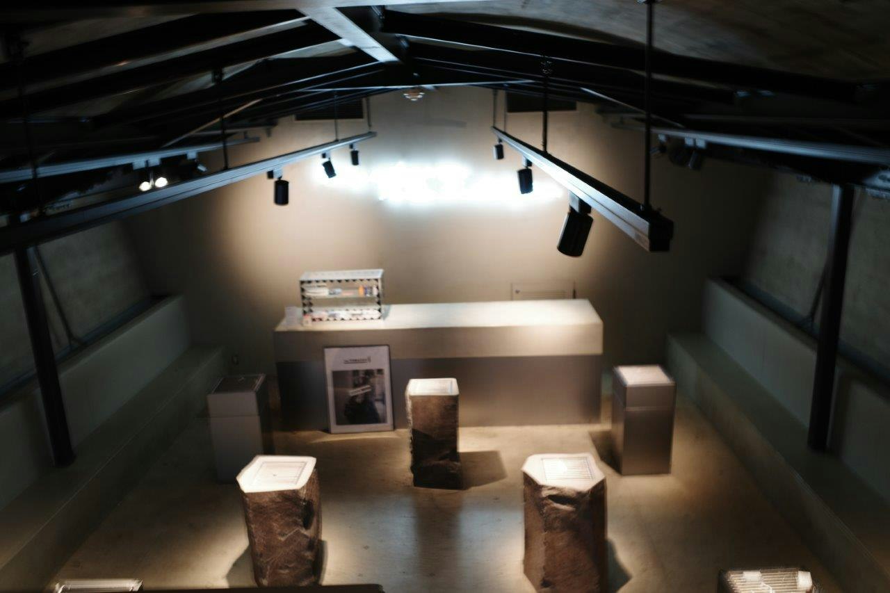 陳列櫃與射燈照明的小型博物館展廳