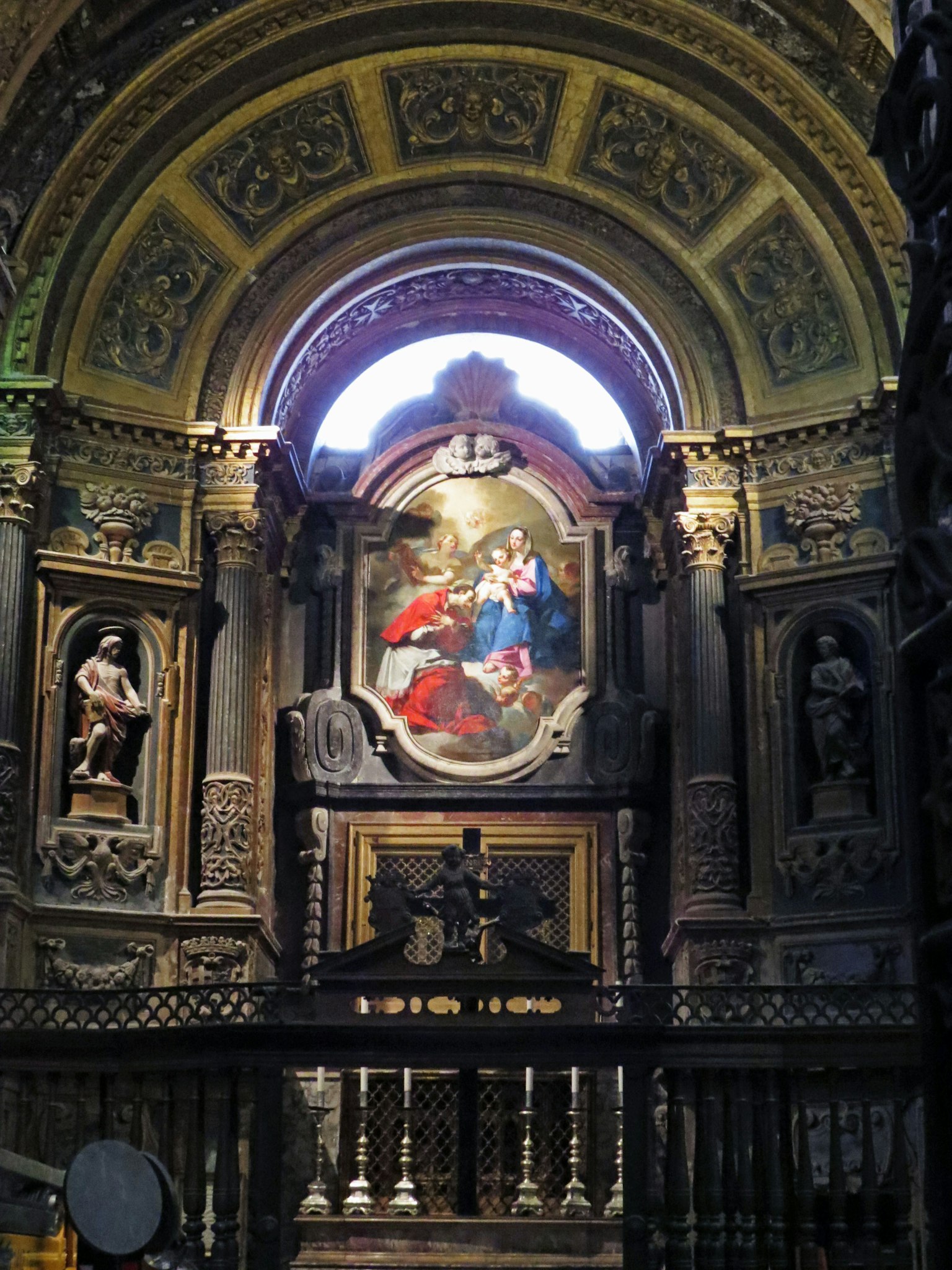 Intérieur d'une église avec un autel magnifiquement décoré et une peinture religieuse