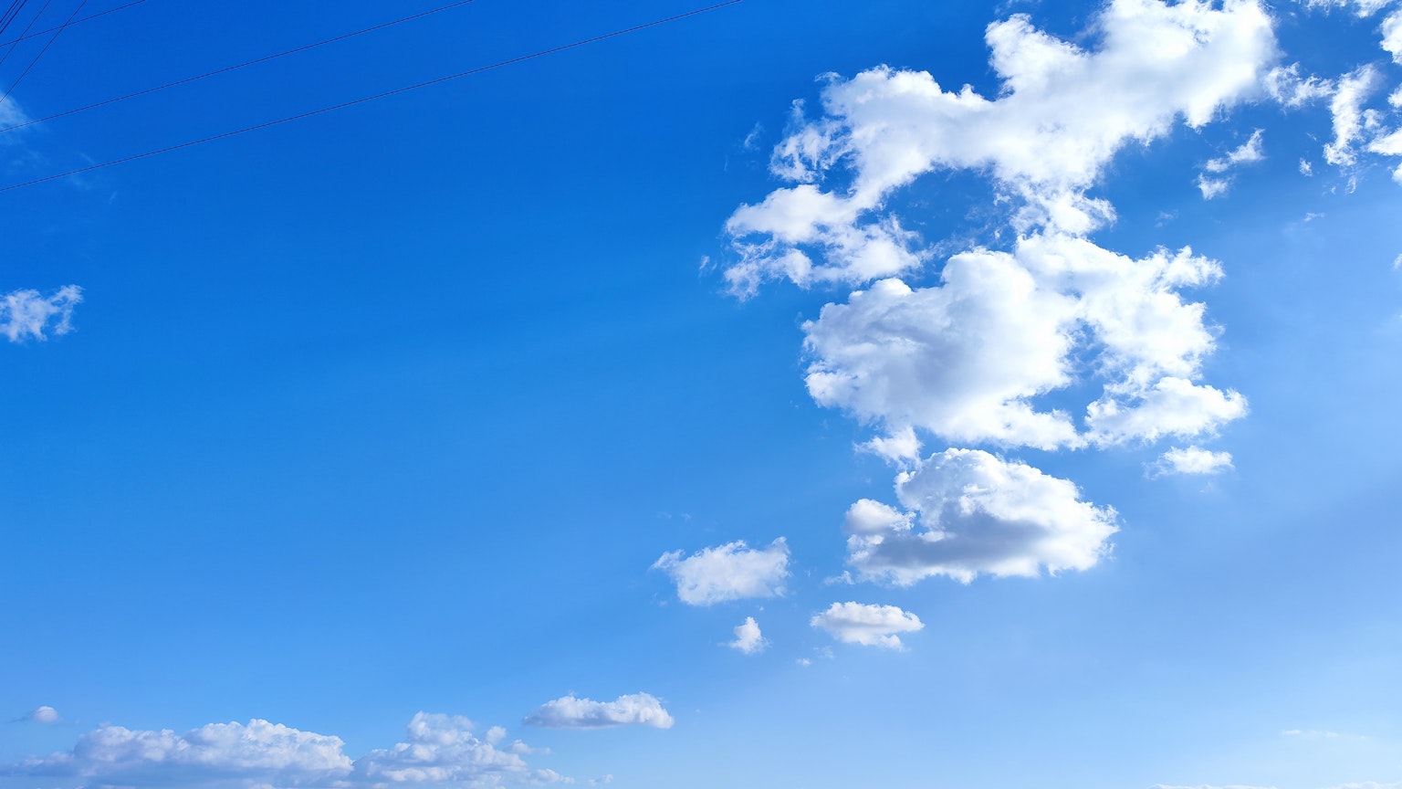 Un paysage magnifique avec un ciel bleu clair et des nuages blancs duveteux