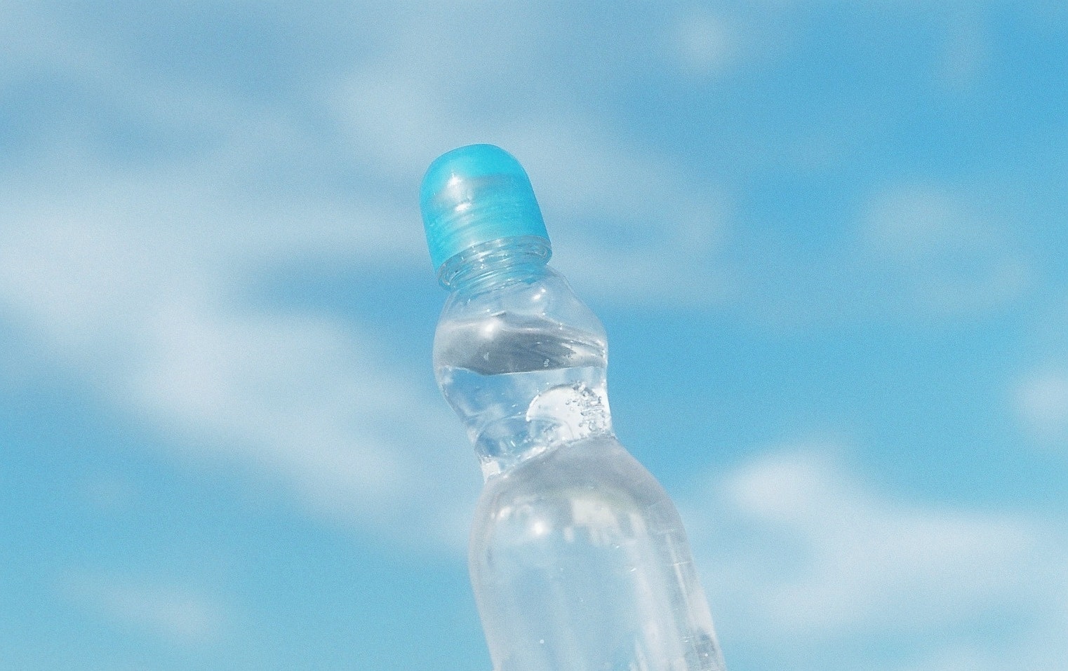 青空の下に置かれたペットボトルの水