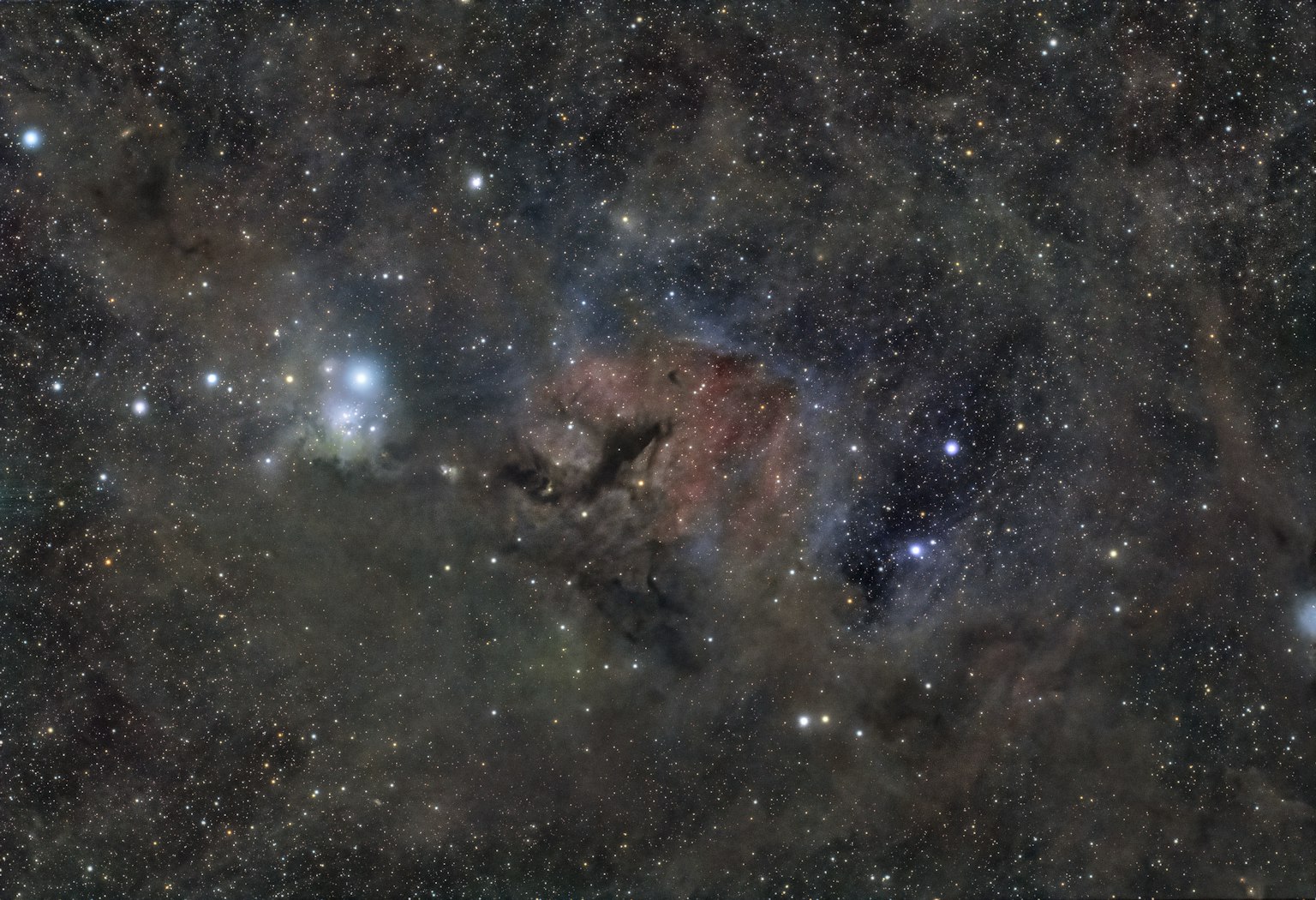 Nébuleuse colorée avec des étoiles brillantes dans le ciel nocturne