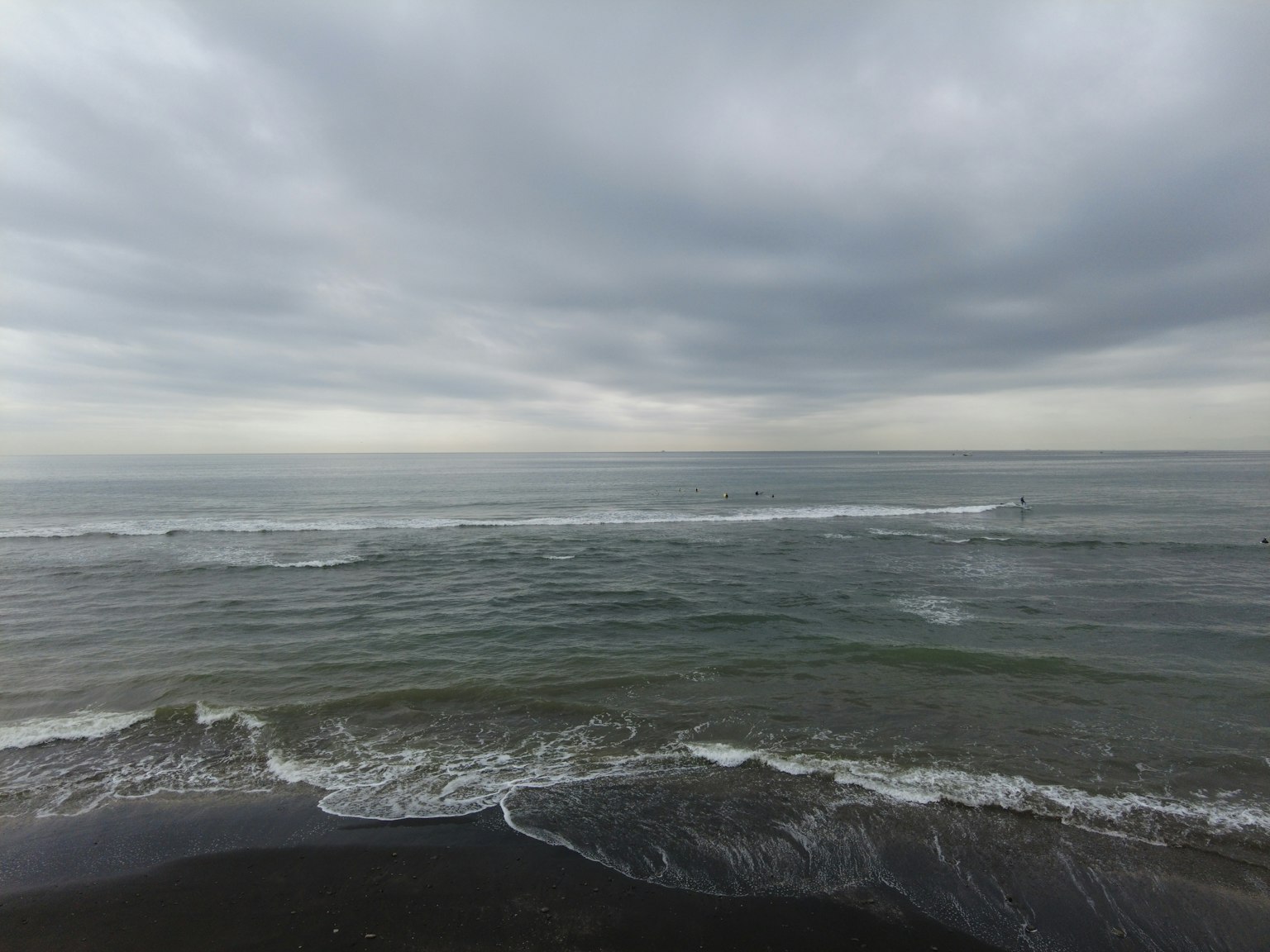 Paysage maritime avec ciel nuageux vagues s'écrasant sur le rivage