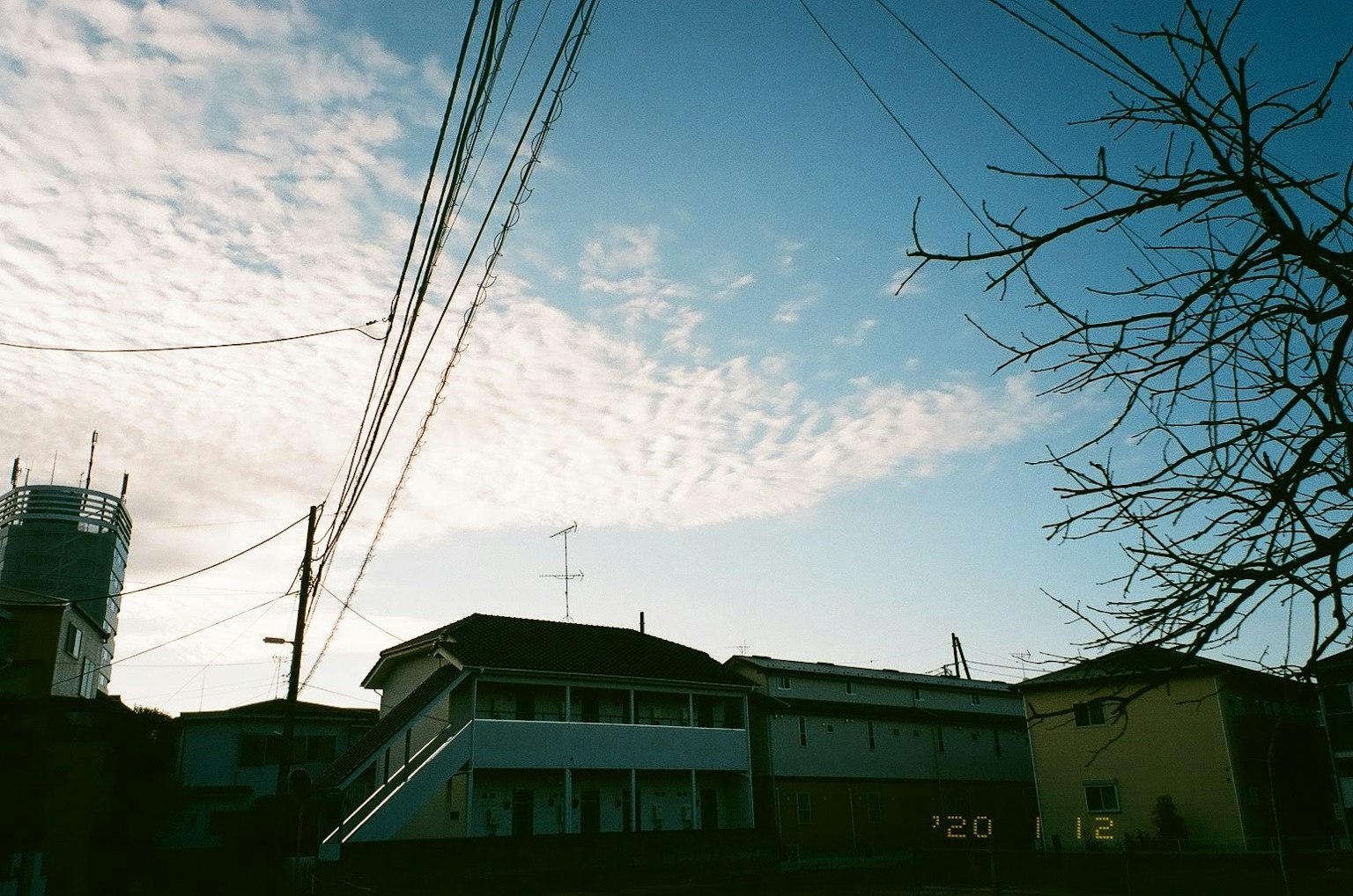 日本住宅区在蓝天和云下的景象