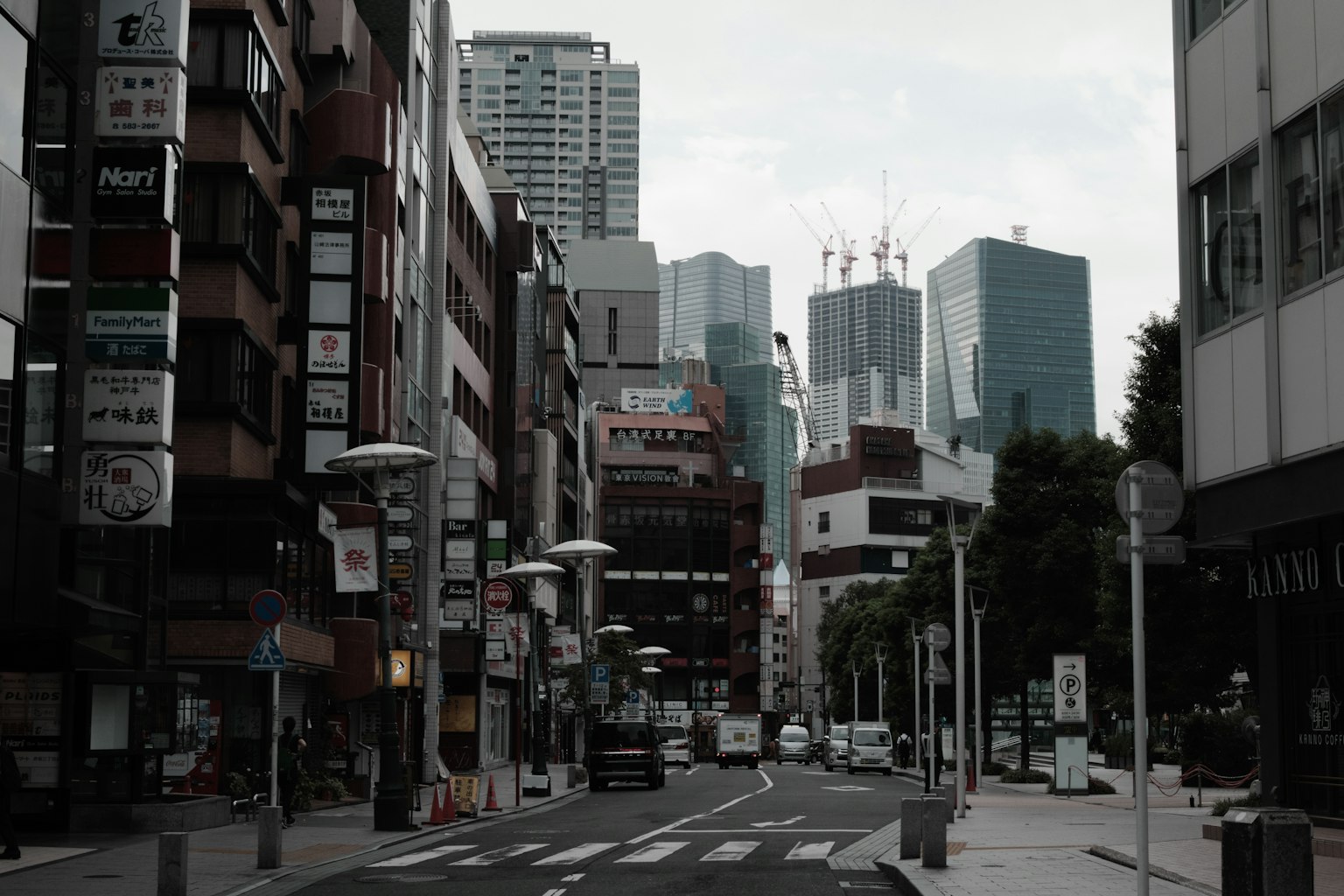 ทิวทัศน์เมืองโตเกียวพร้อมตึกระฟ้า