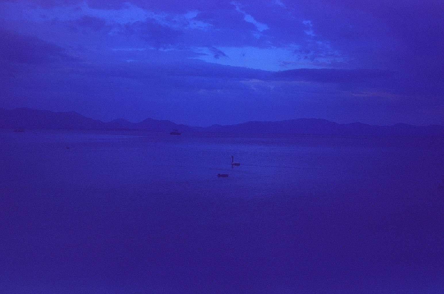 青い海と遠景の水平線が広がる夕暮れの風景