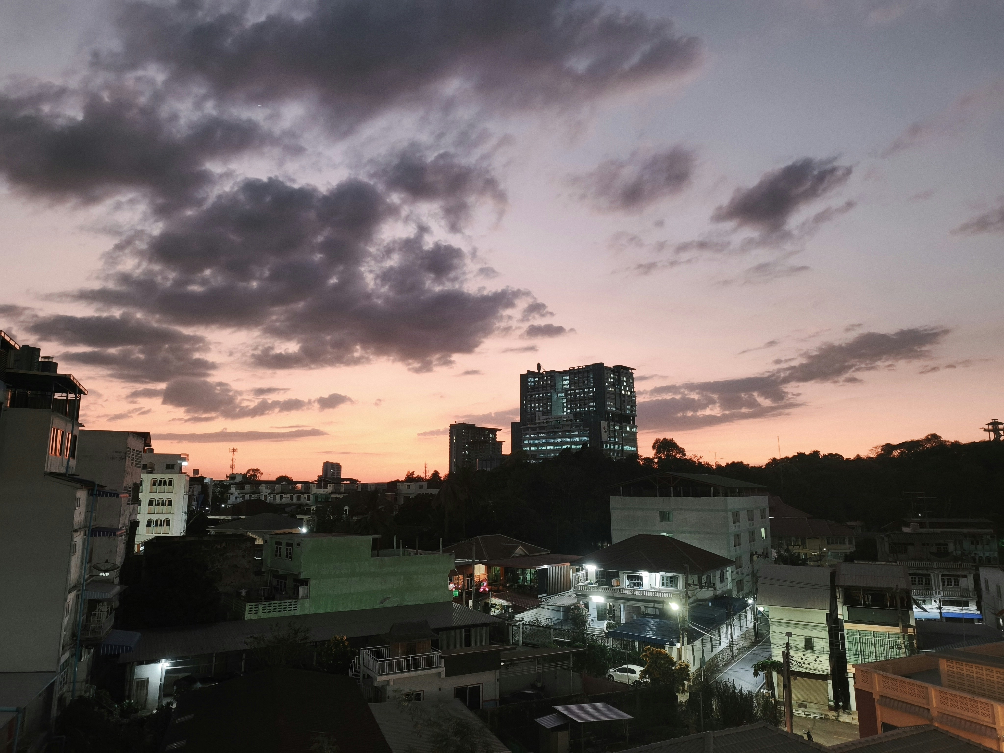 夕暮れの街並みと雲の空
