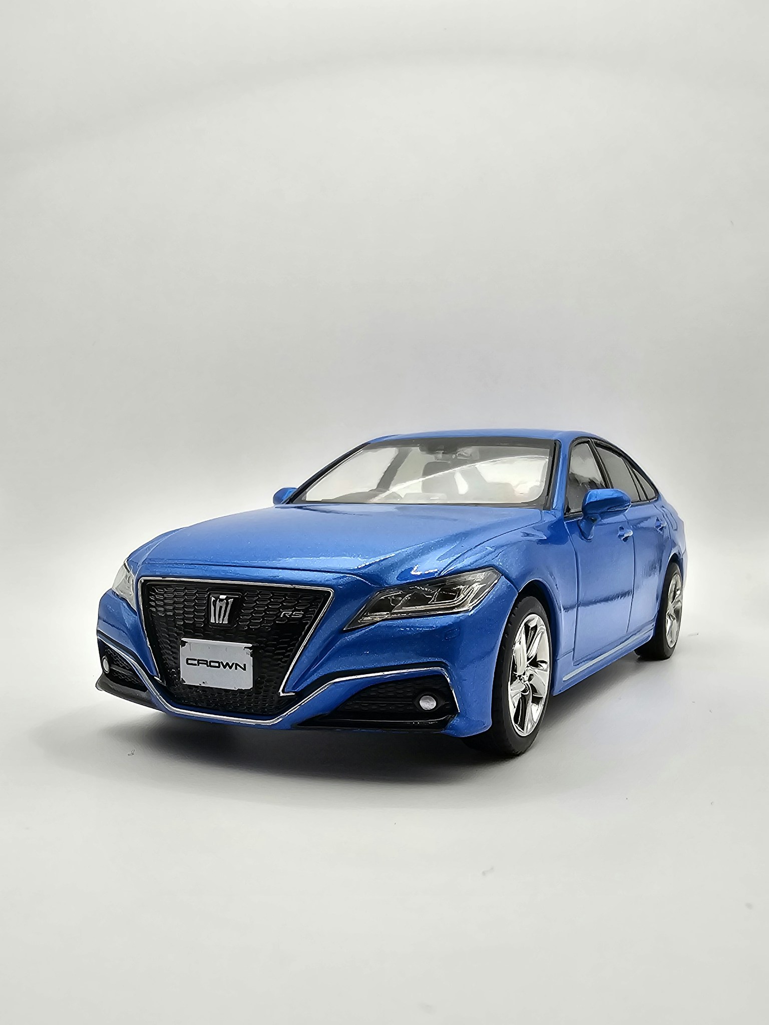 Modèle de voiture de sport bleue vu de face