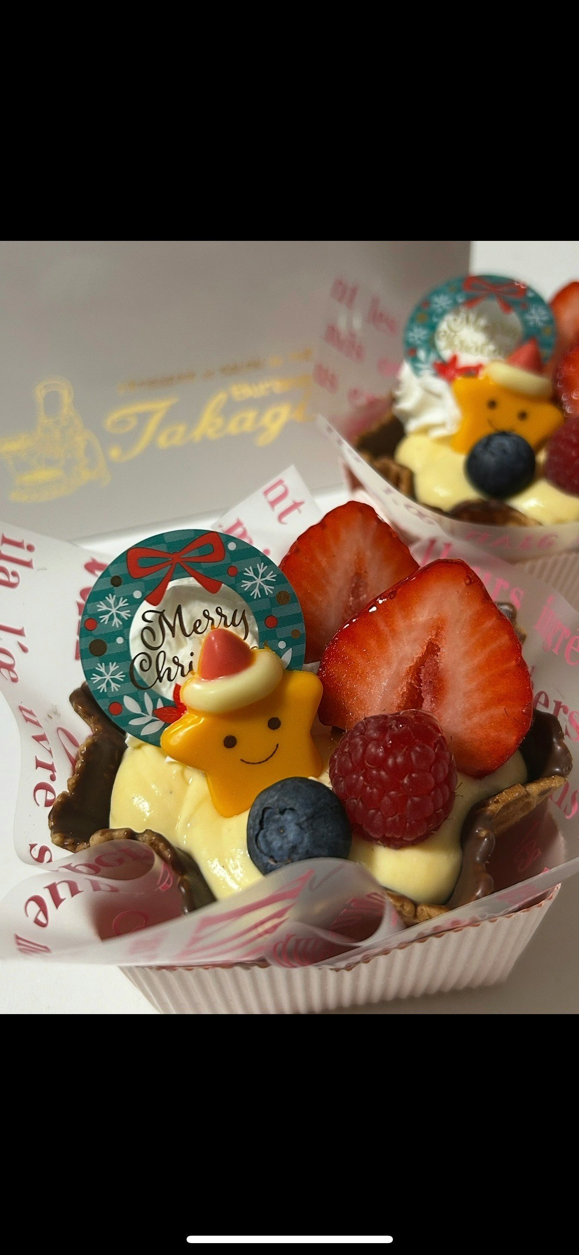 クリスマス風のケーキといちごの盛り合わせ