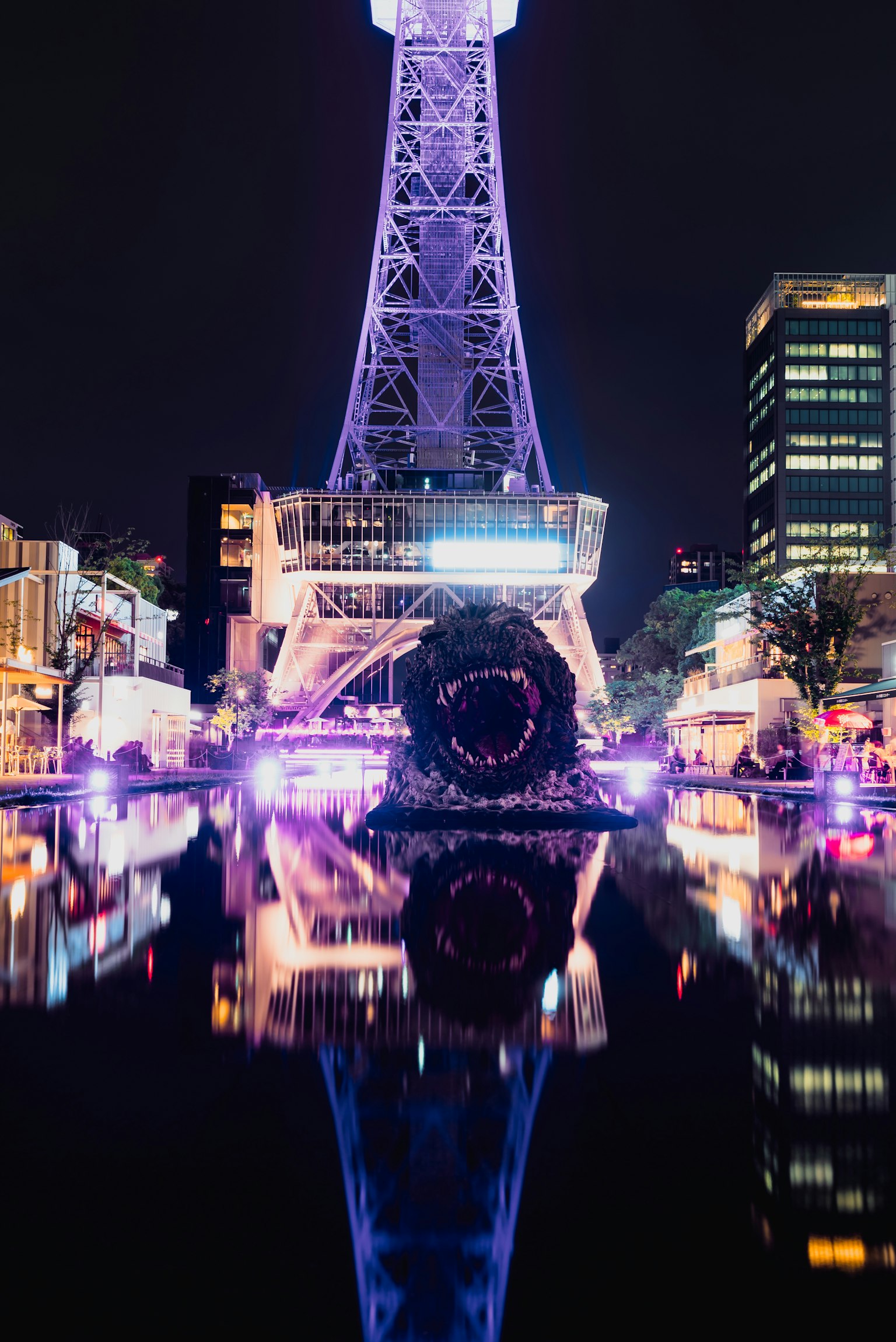 名古屋栄地区的电视塔夜景 美丽的紫色灯光和水中的倒影