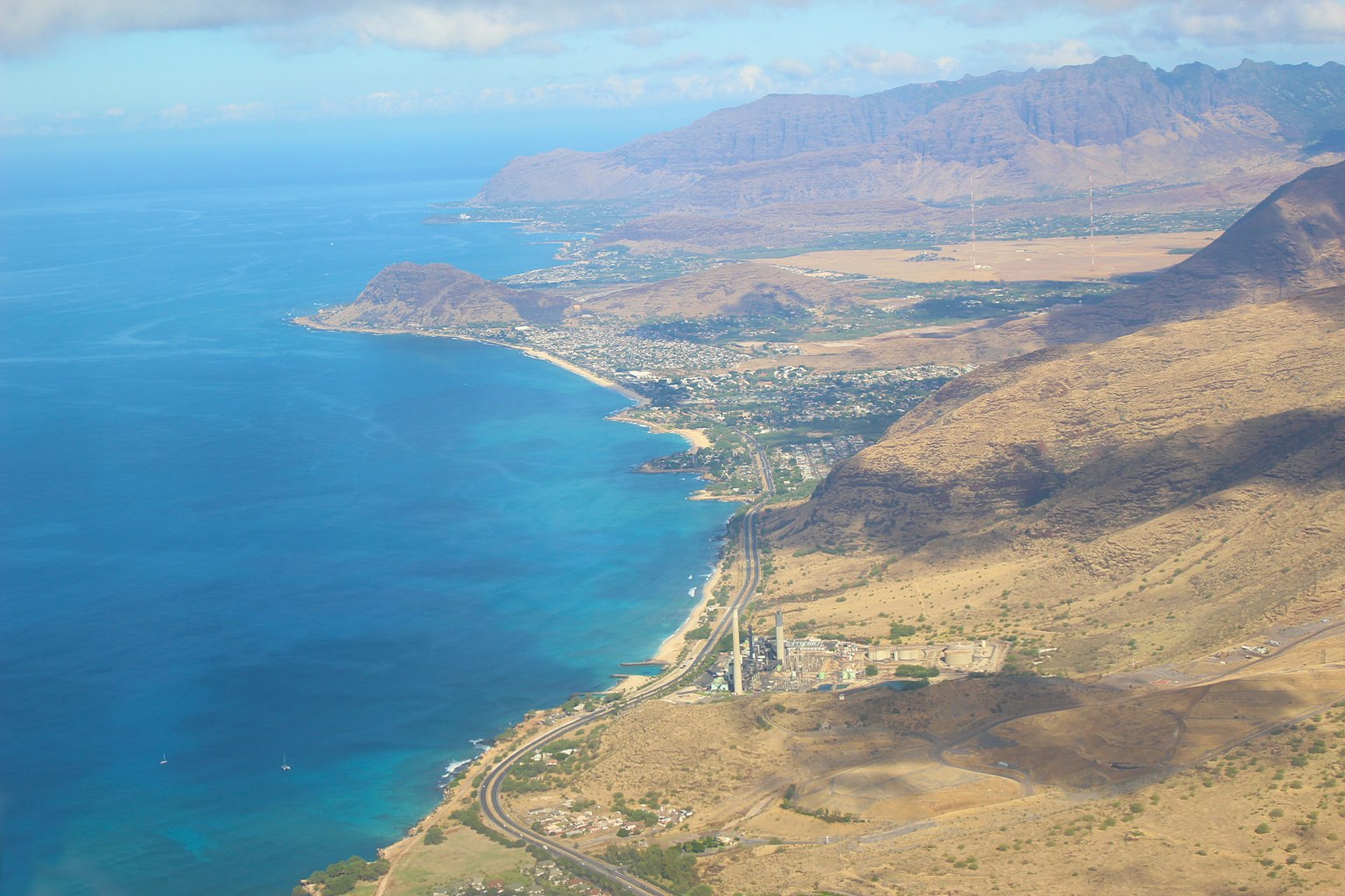 美麗海岸線和山脈的空中視圖