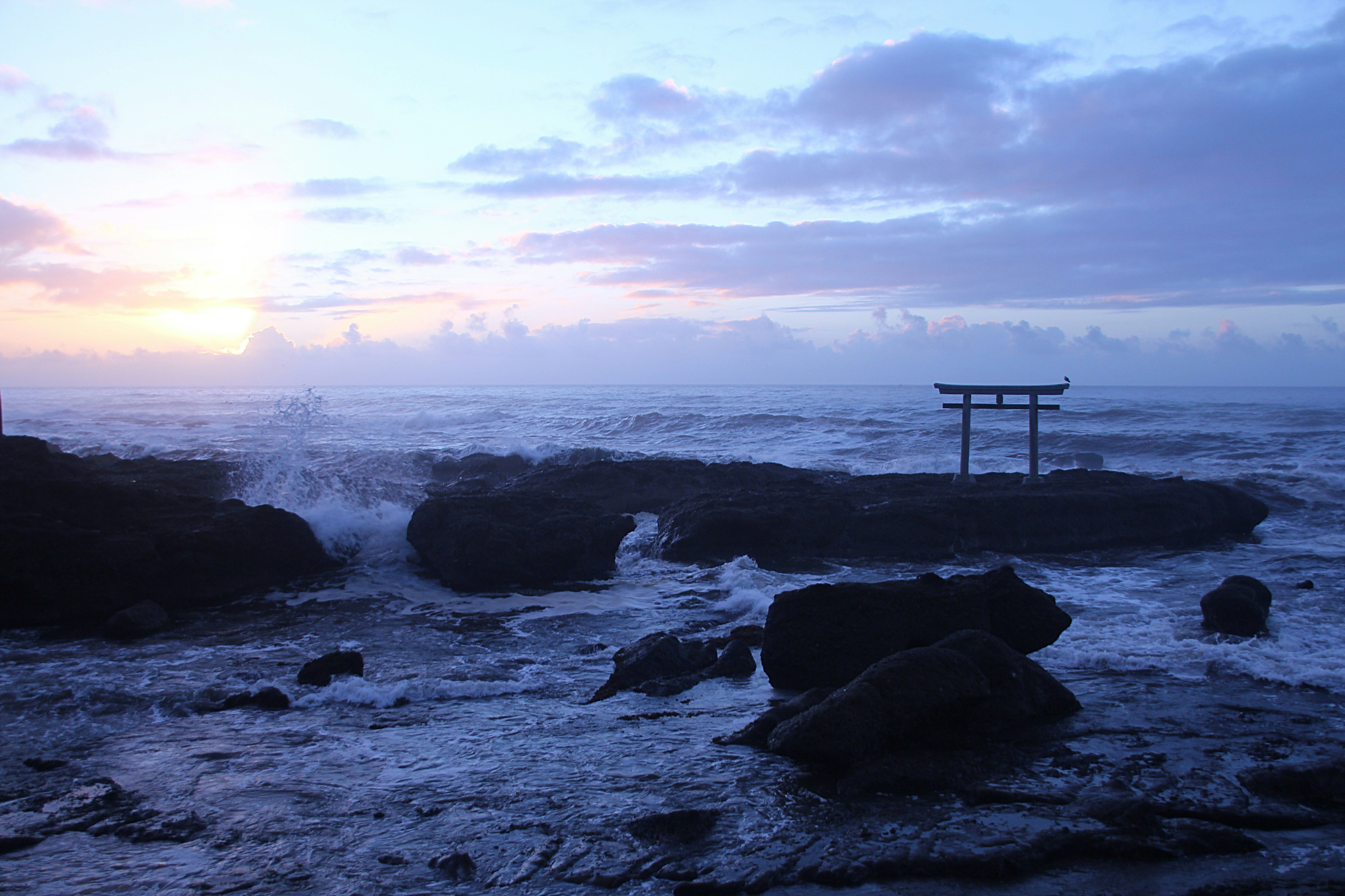 大洗磯前神社の鳥居と海辺の水平線の朝景色