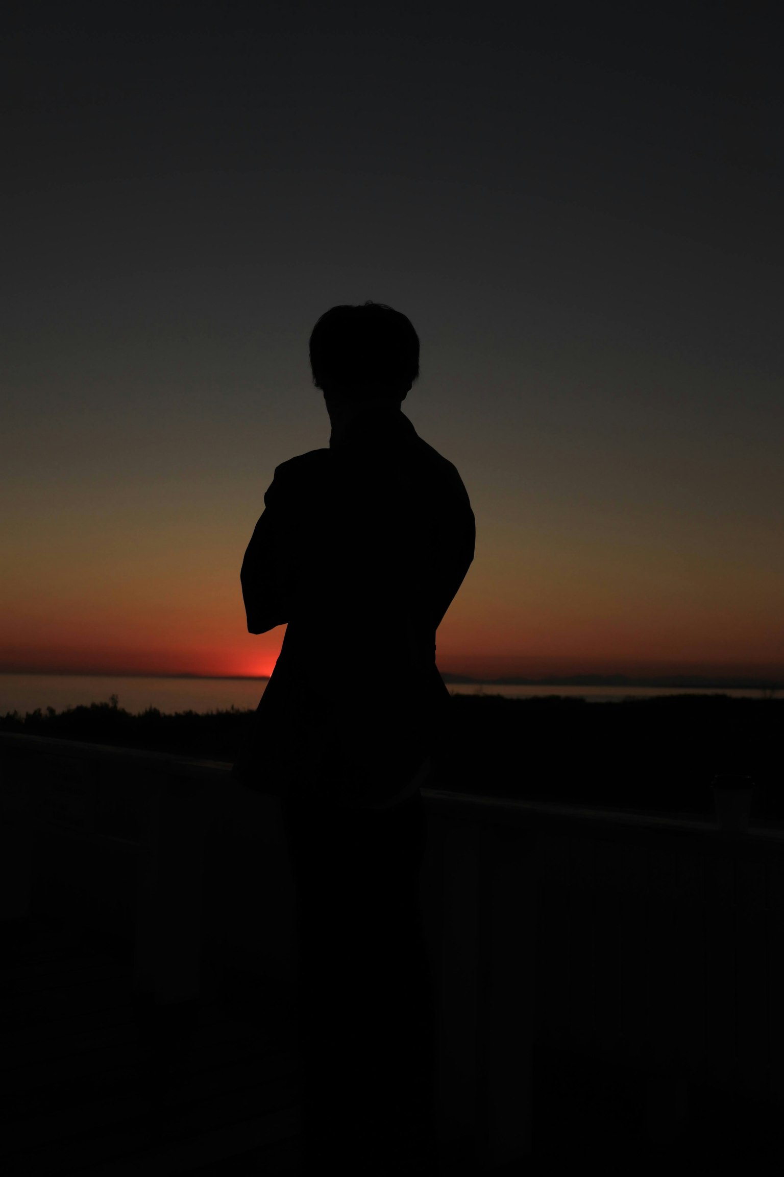 夕陽下的人物輪廓