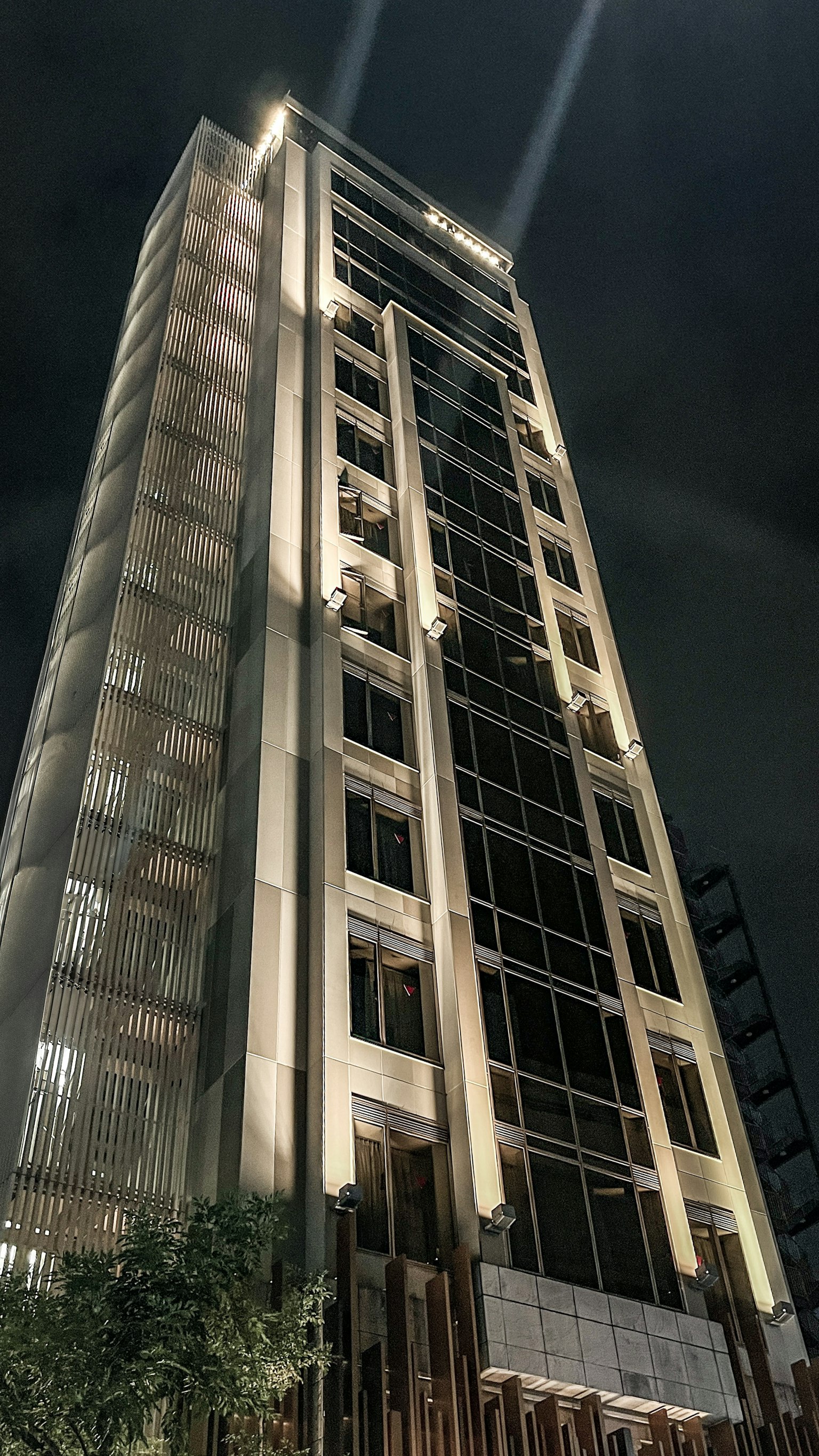 Façade d'un bâtiment moderne illuminée la nuit