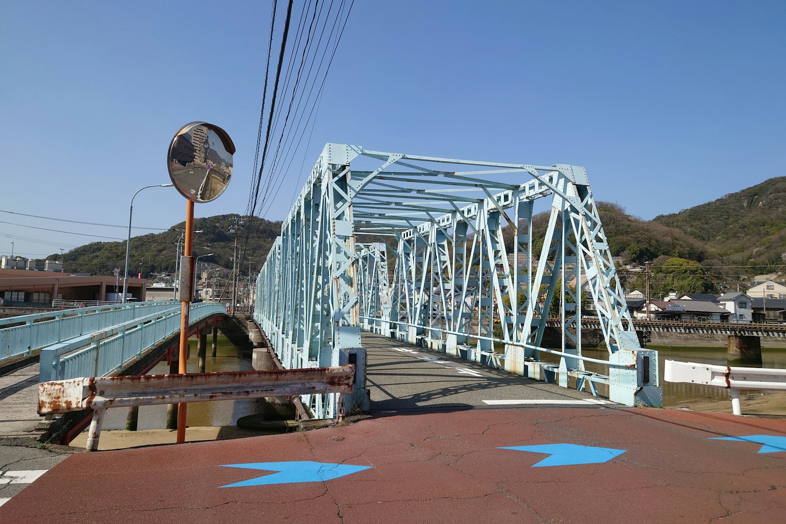 Puente de truss azul con cielo despejado