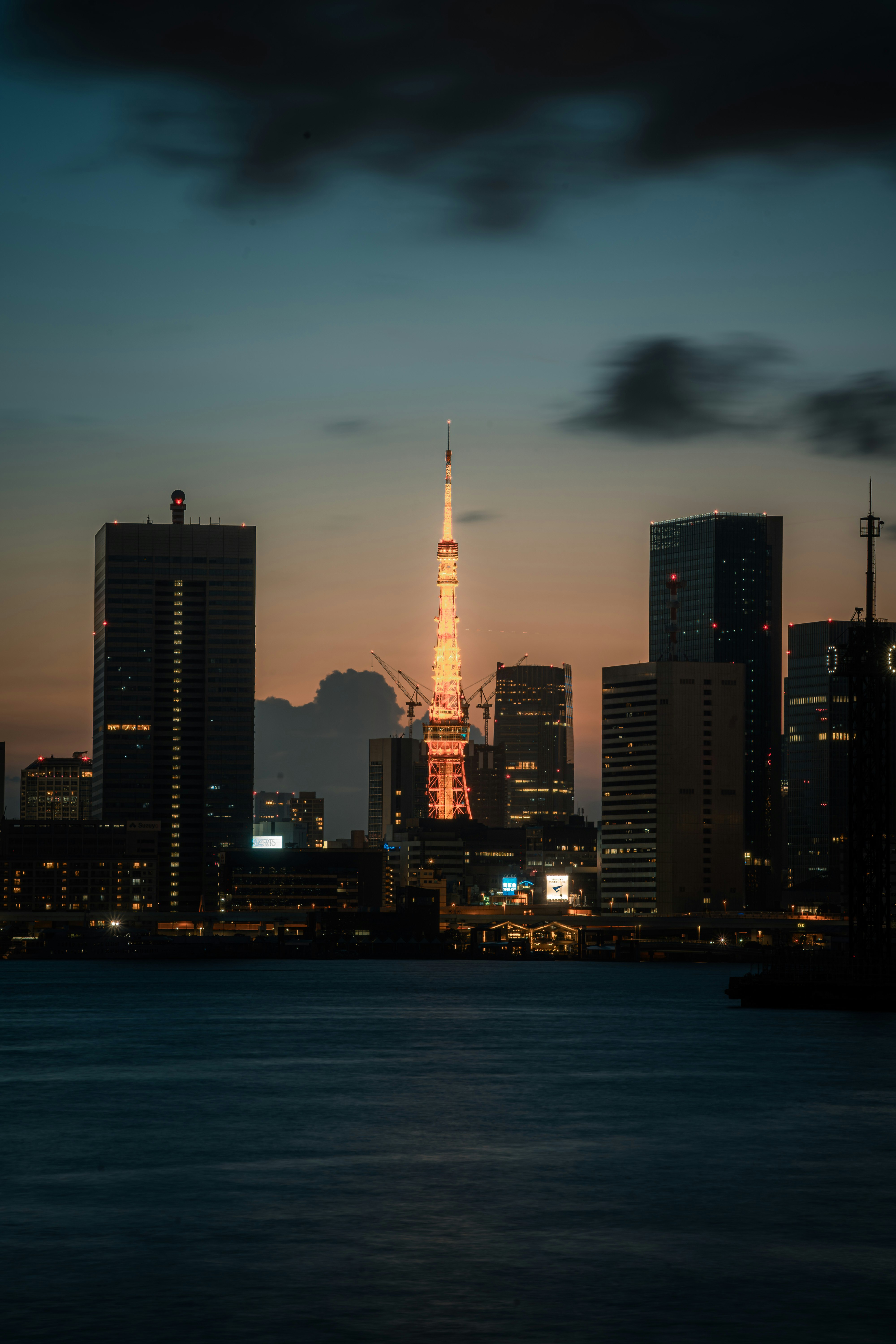 Horizonte urbano con la Torre de Tokio al atardecer desde el paseo marítimo