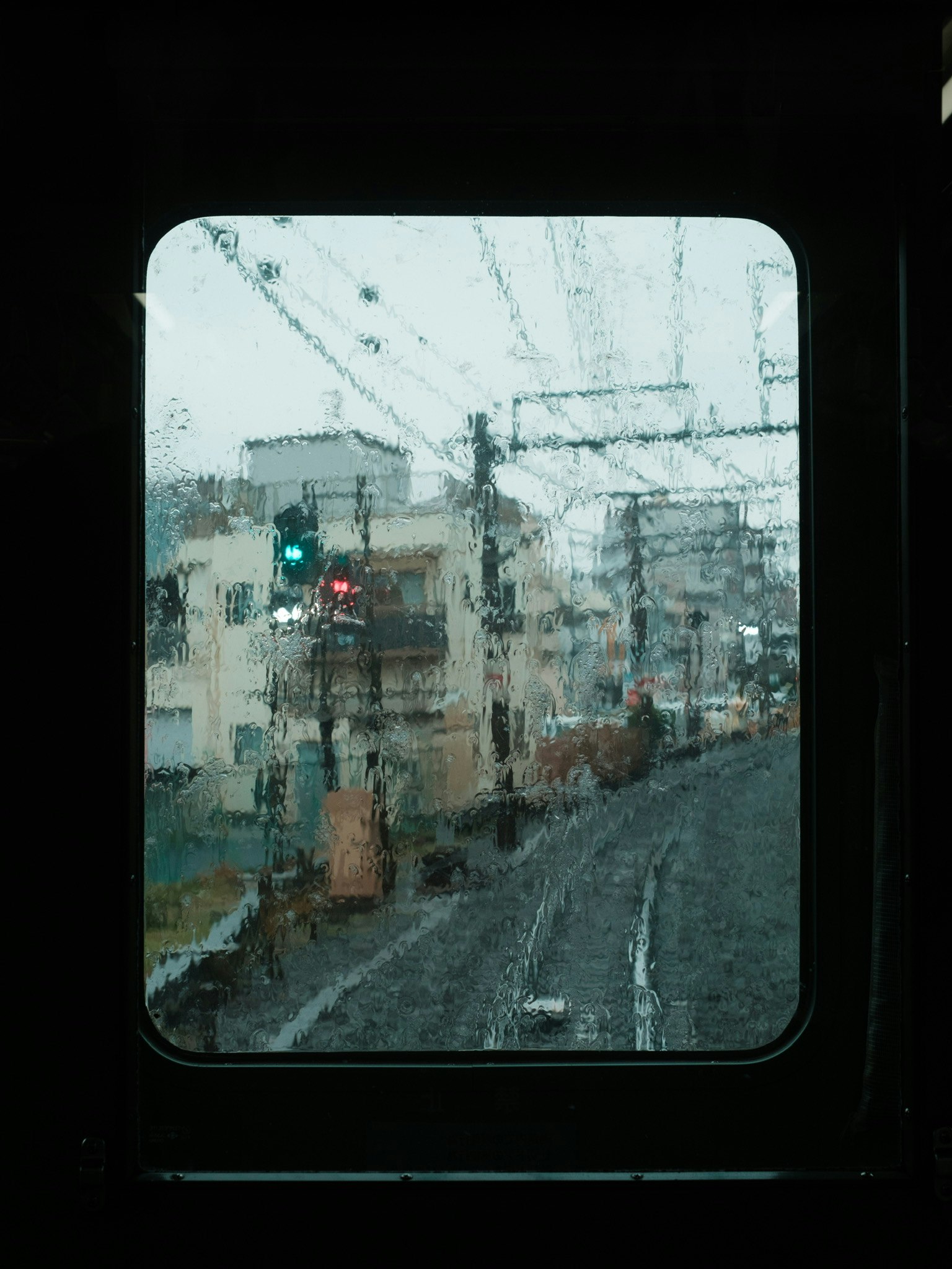 雨の路地に並ぶ街並み