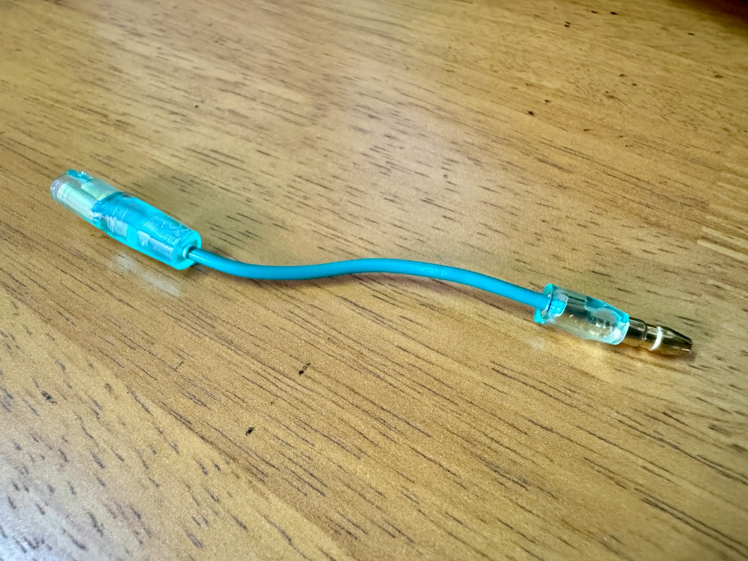 Connecteur de câble bleu sur une table en bois