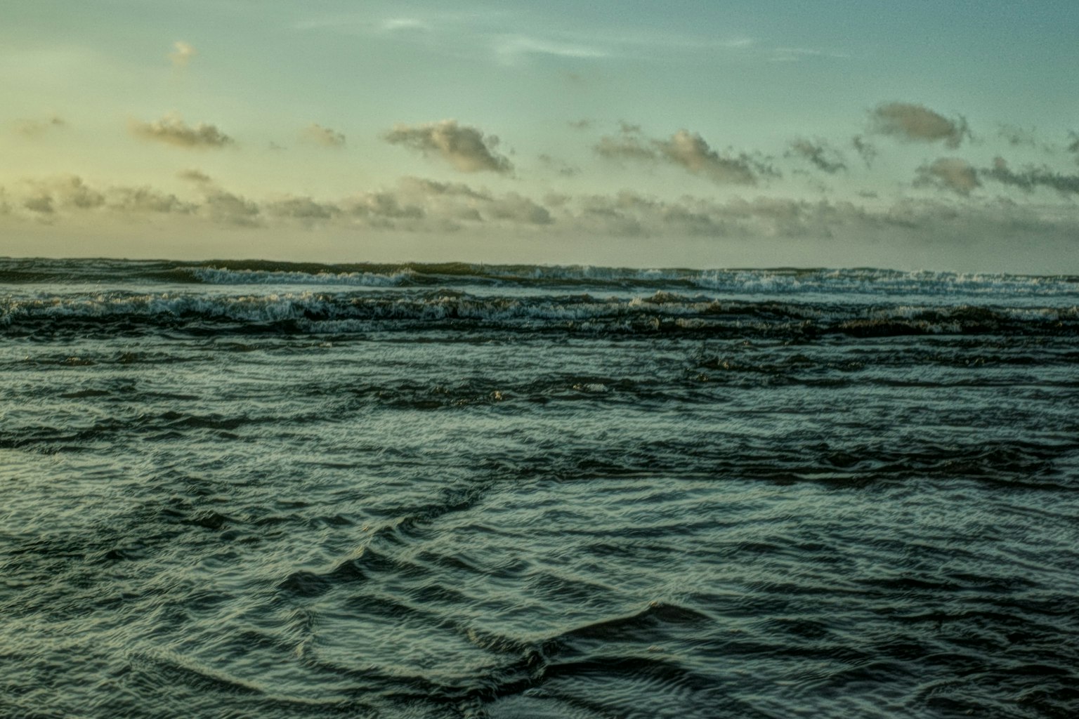Beruhigte Ozeanwellen mit einem schönen Himmelverlauf
