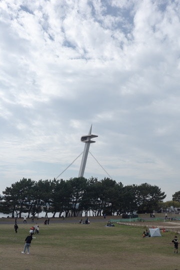 芝生広場と空に伸びる風力発電の風車