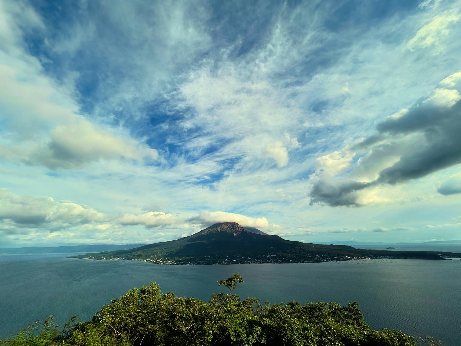 ทิวทัศน์ของเกาะที่มีเมฆและท้องฟ้าสีฟ้า