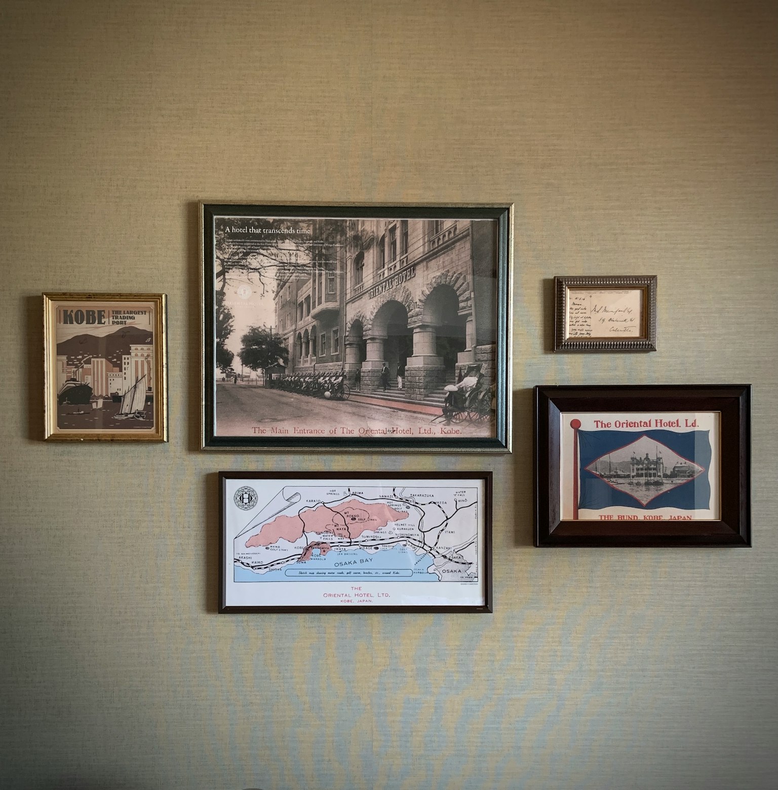 Pared de arte con fotografías históricas y un mapa