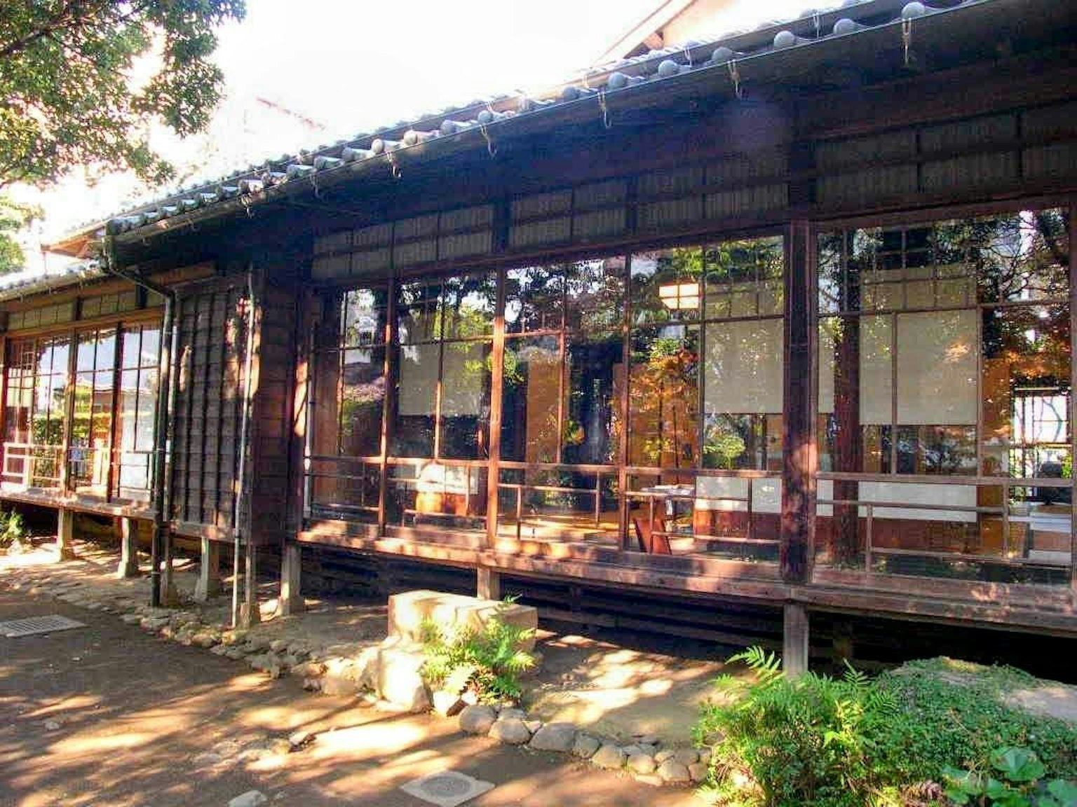 Extérieur d'une maison en bois traditionnelle japonaise avec jardin